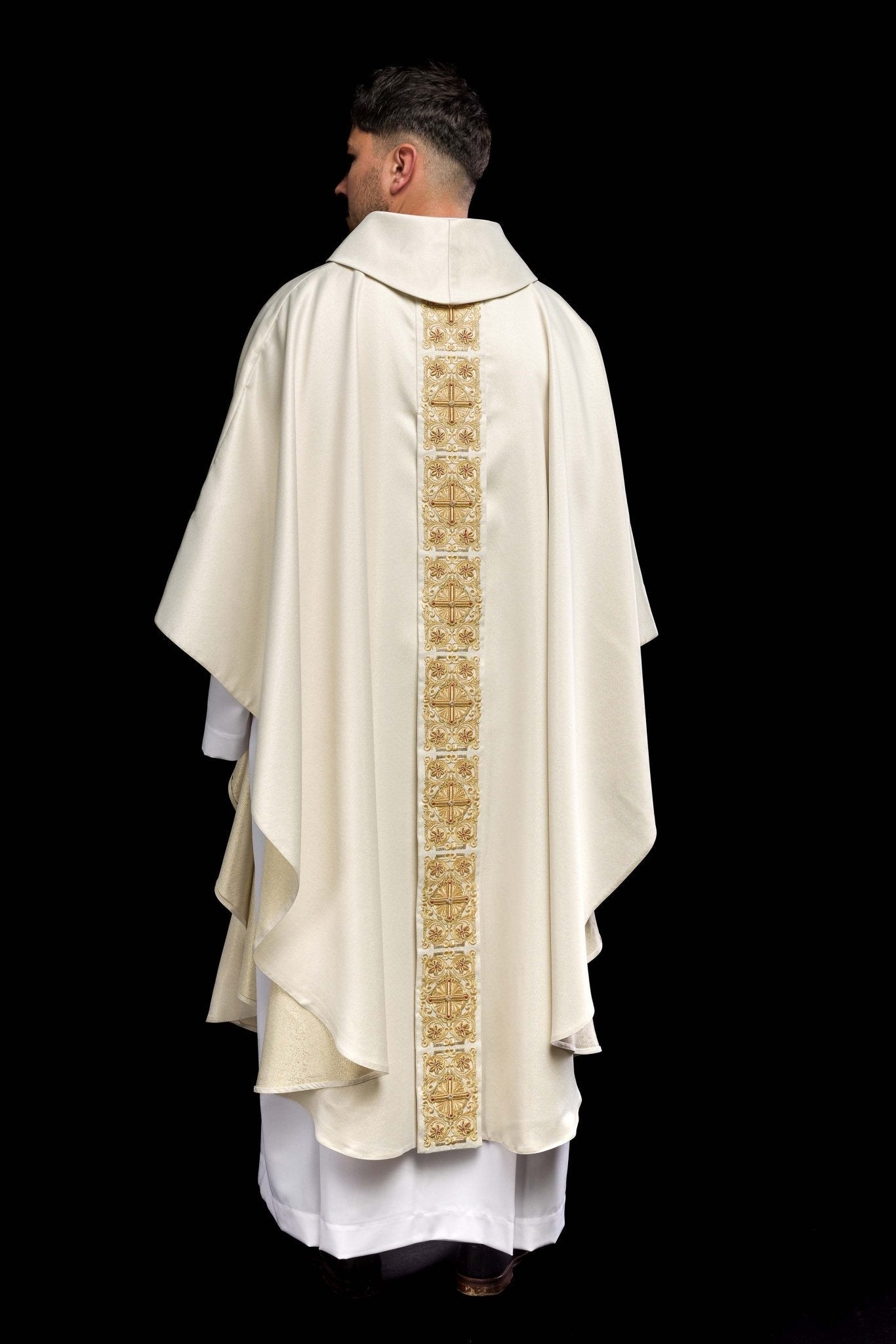 Chasuble en or richement brodée et ornée de pierres LE/7011/10 - CHASUBLES.FR