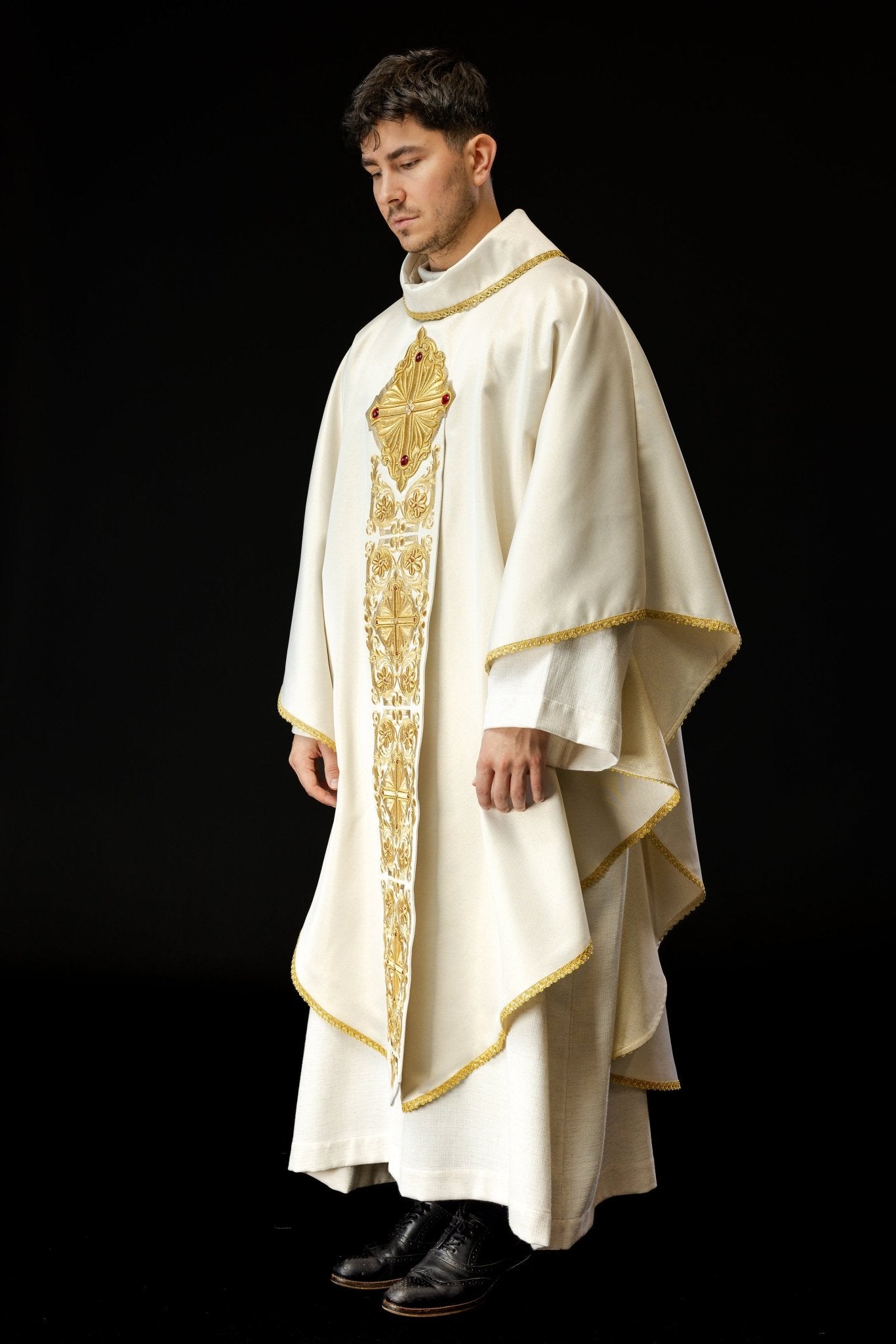 Chasuble en or richement brodée et ornée de pierres LE/7010/10 - CHASUBLES.FR