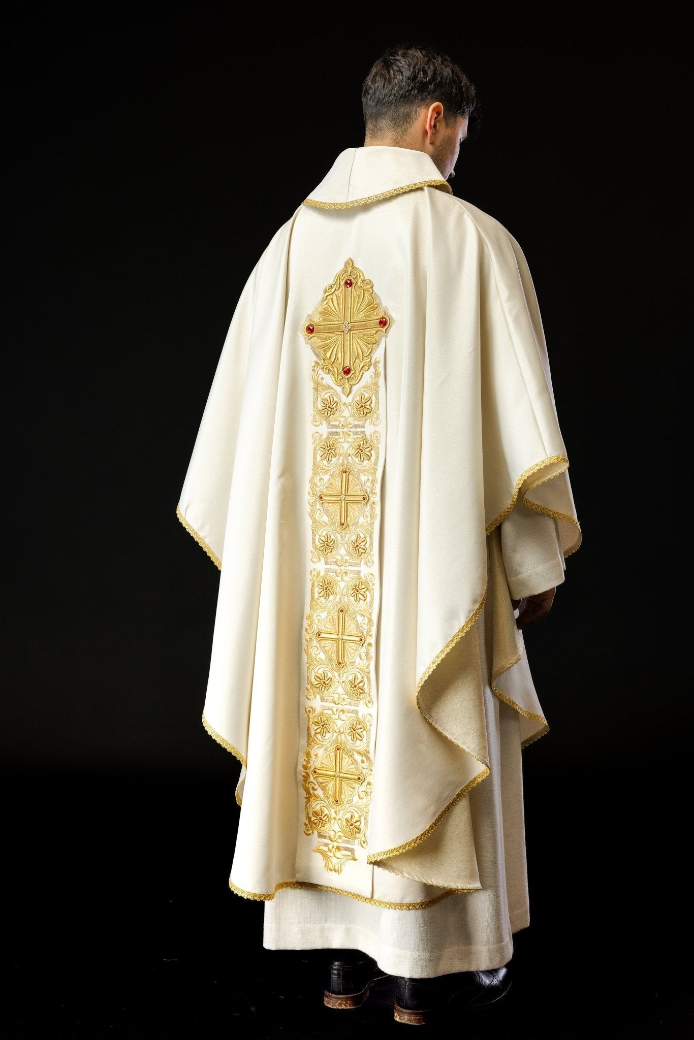Chasuble en or richement brodée et ornée de pierres LE/7010/10 - CHASUBLES.FR