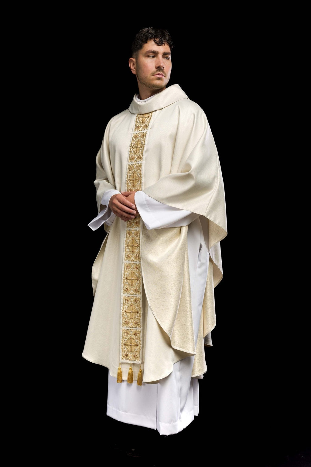 Chasuble en or richement brodée et ornée de pierres LE/7011/10 - CHASUBLES.FR