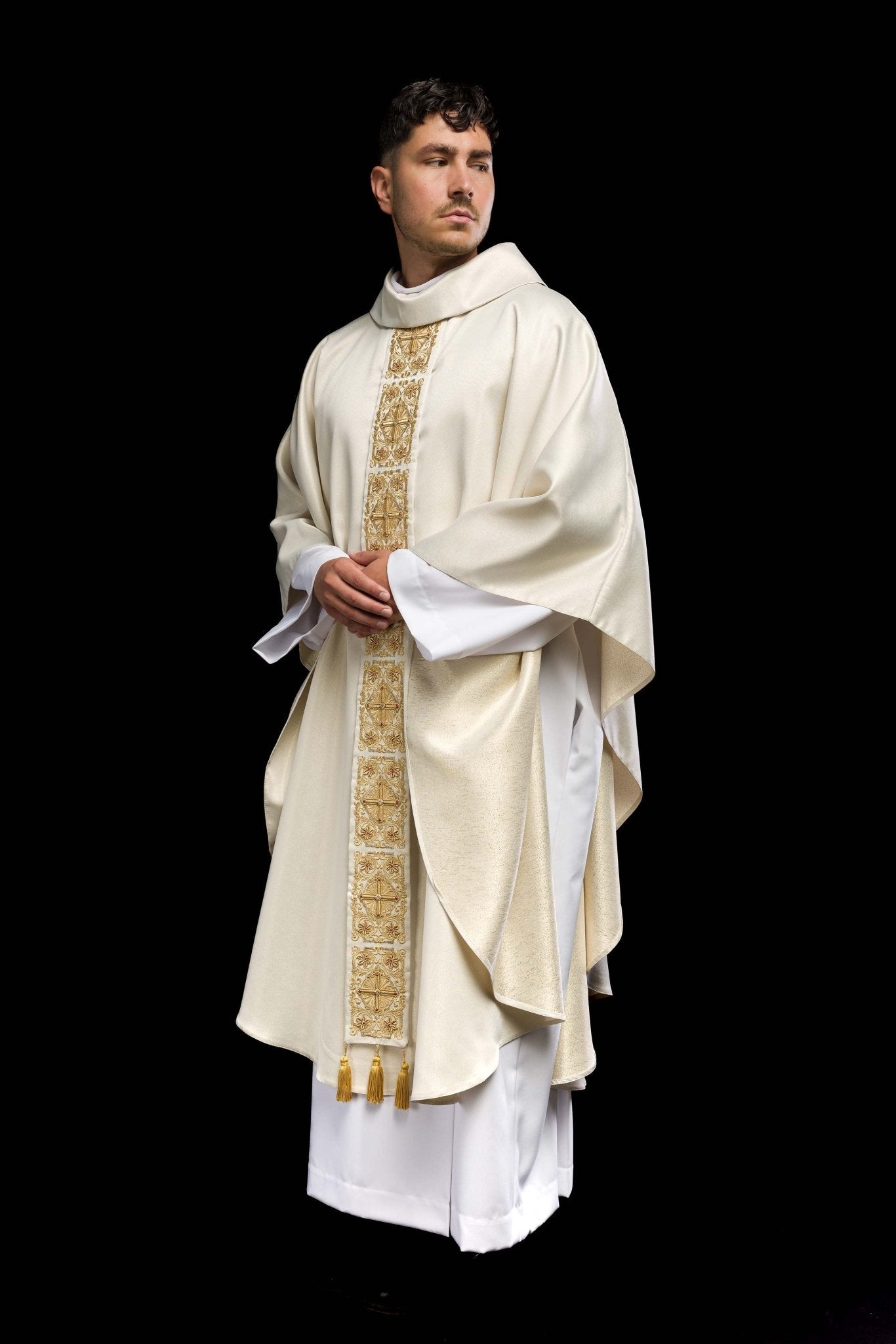 Chasuble en or richement brodée et ornée de pierres LE/7011/10 - CHASUBLES.FR
