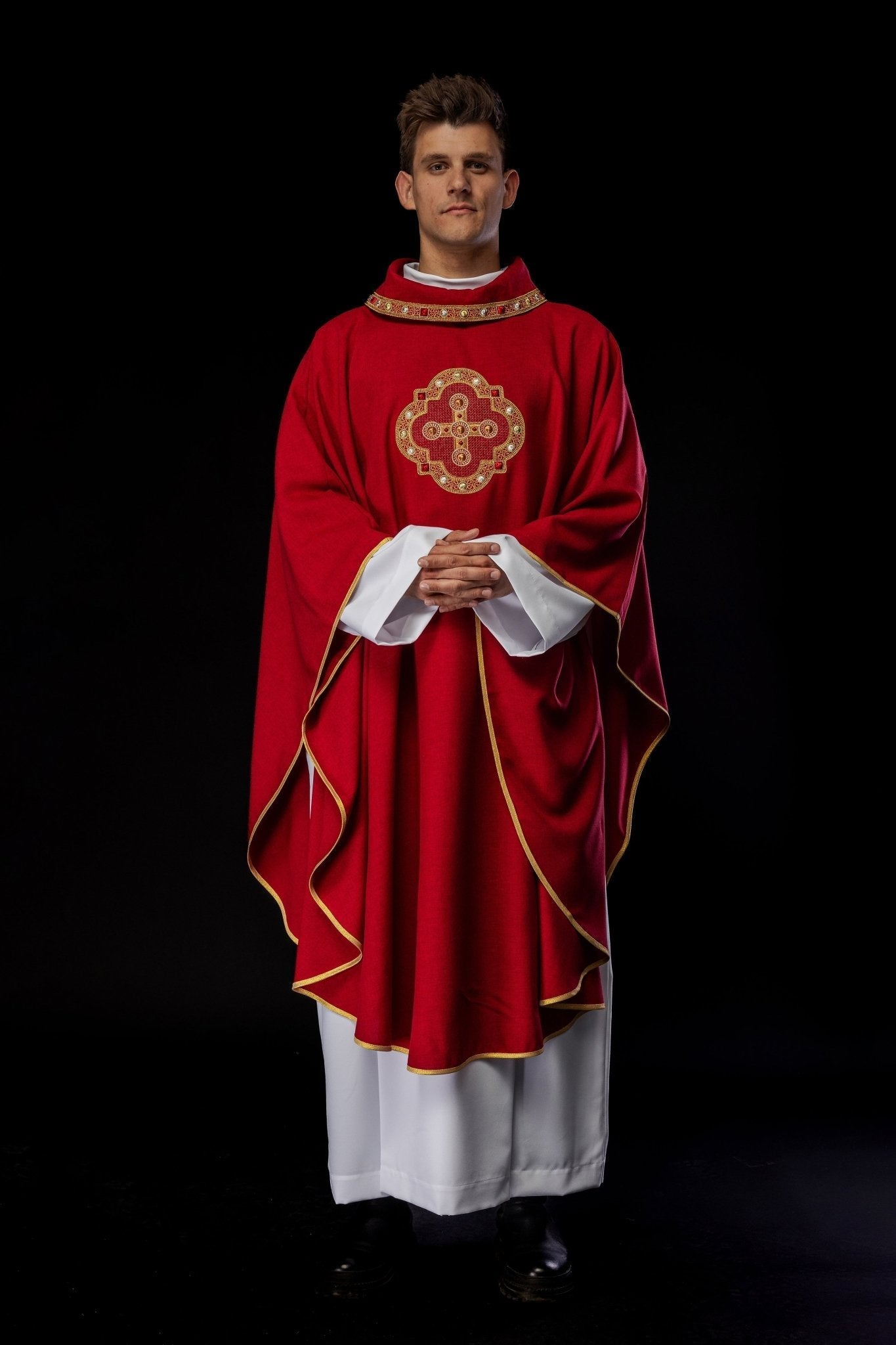 Chasuble en rouge avec passepoil brodé sur le col et autour de la broderie de la croix S - 7066 - 02 - 70 - CHASUBLES.FR