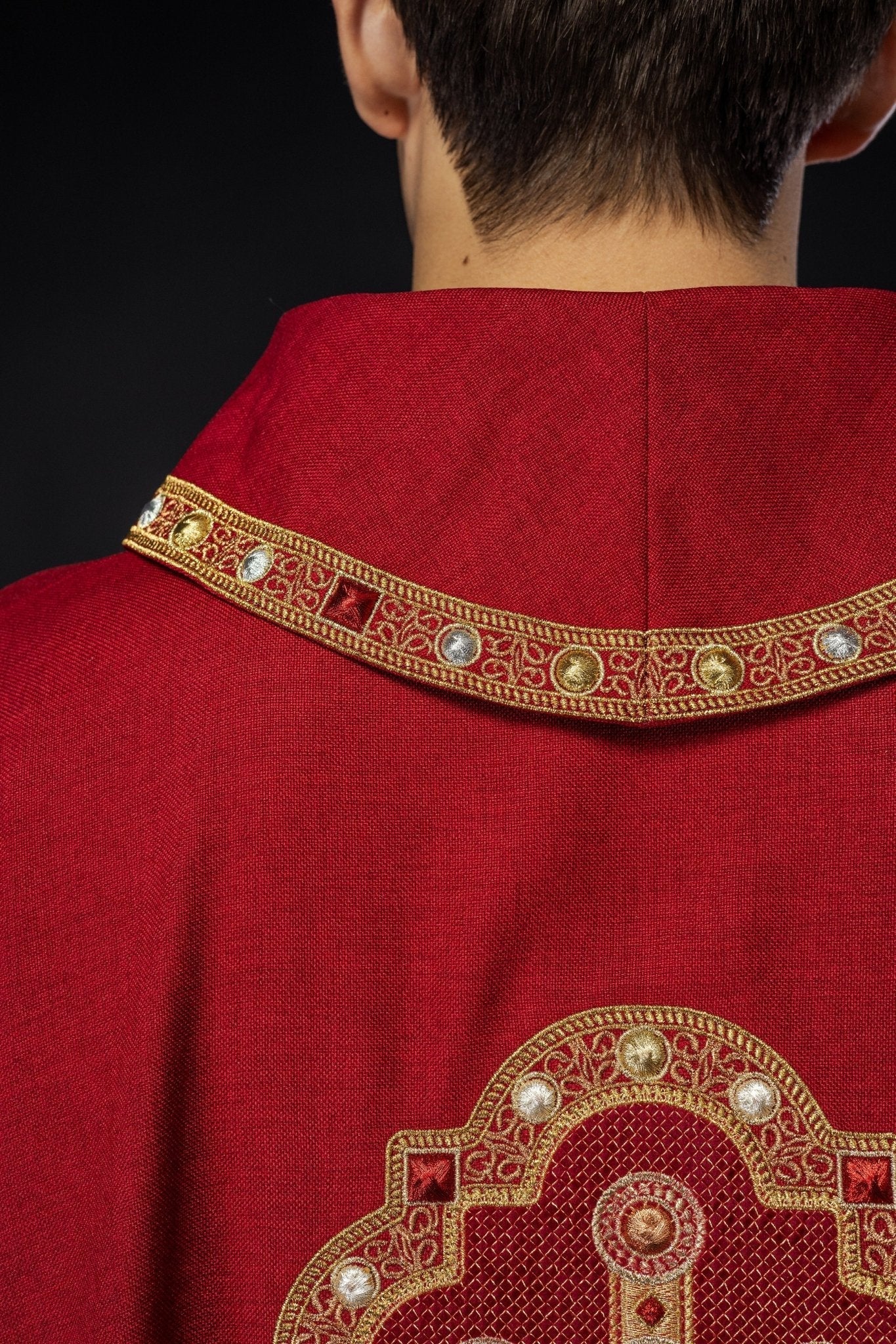 Chasuble en rouge avec passepoil brodé sur le col et autour de la broderie de la croix S - 7066 - 02 - 70 - CHASUBLES.FR