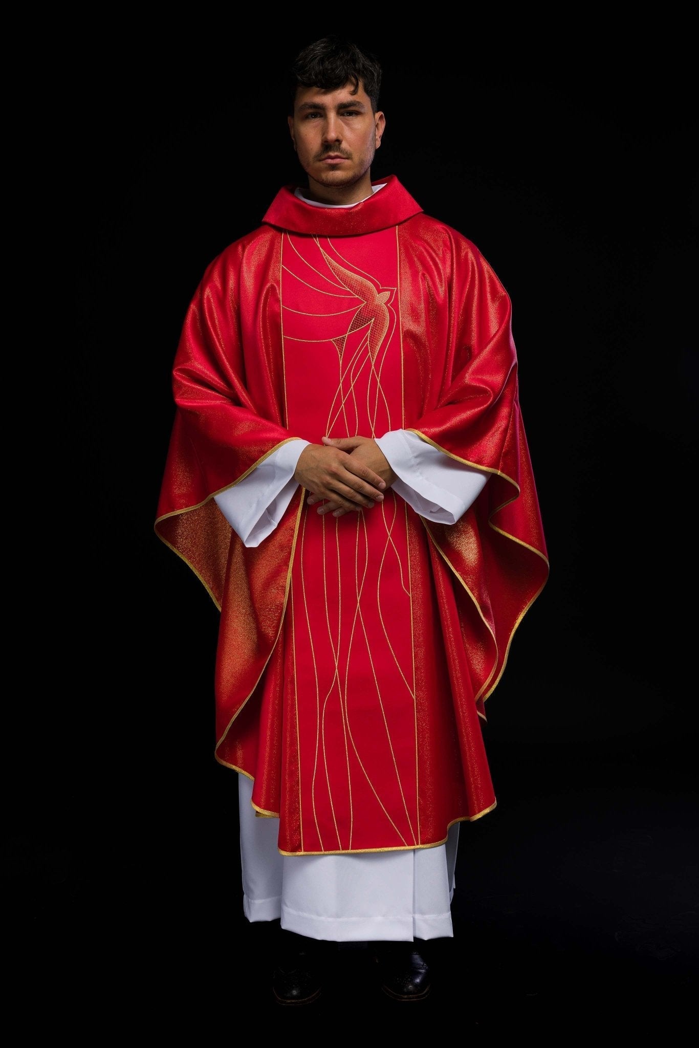 Chasuble en tissu brillant richement brodé en rouge LE/7015/02 - CHASUBLES.FR
