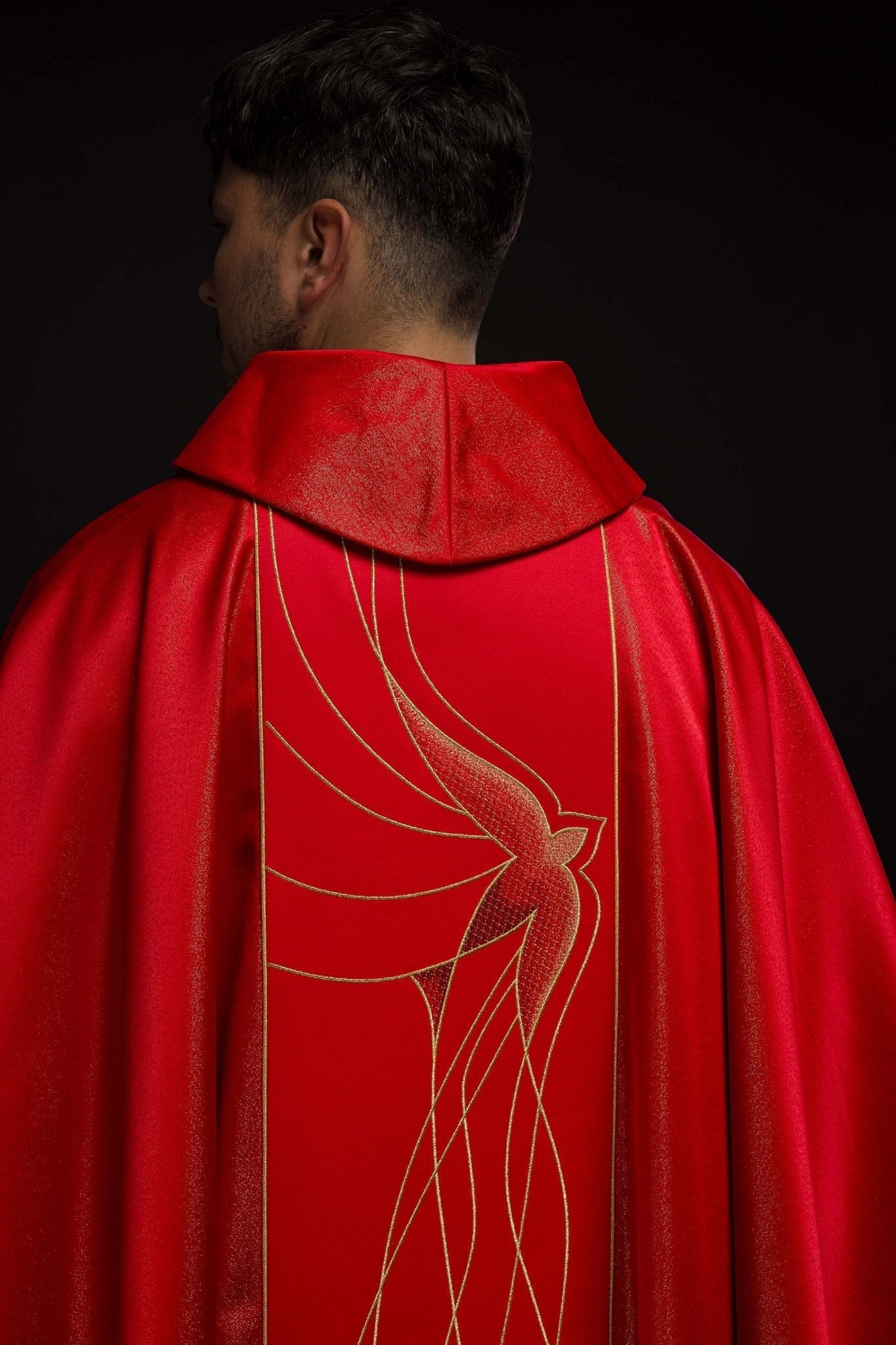 Chasuble en tissu brillant richement brodé en rouge LE/7015/02 - CHASUBLES.FR