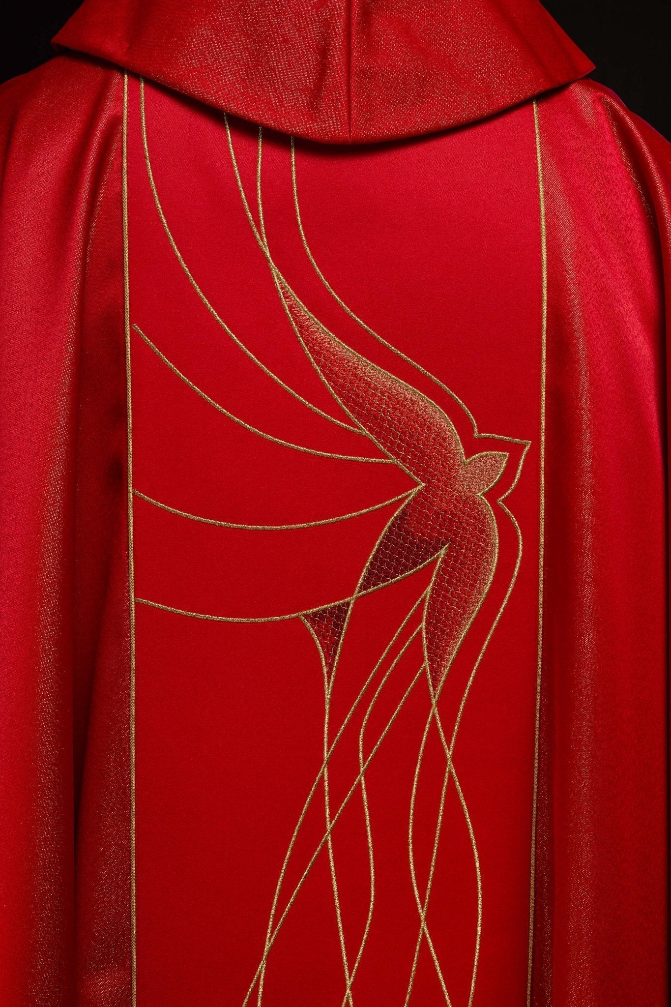 Chasuble en tissu brillant richement brodé en rouge LE/7015/02 - CHASUBLES.FR