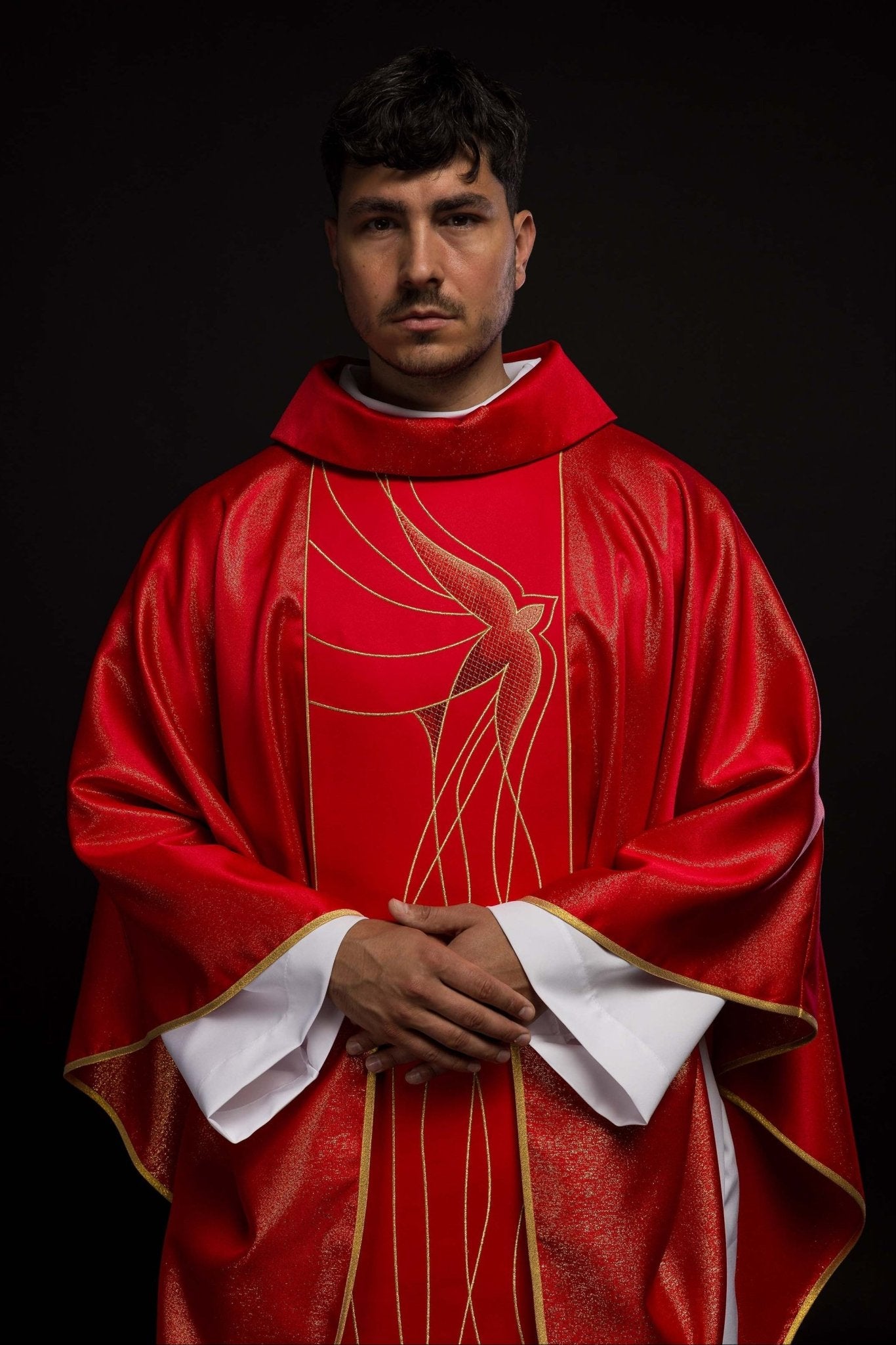 Chasuble en tissu brillant richement brodé en rouge LE/7015/02 - CHASUBLES.FR