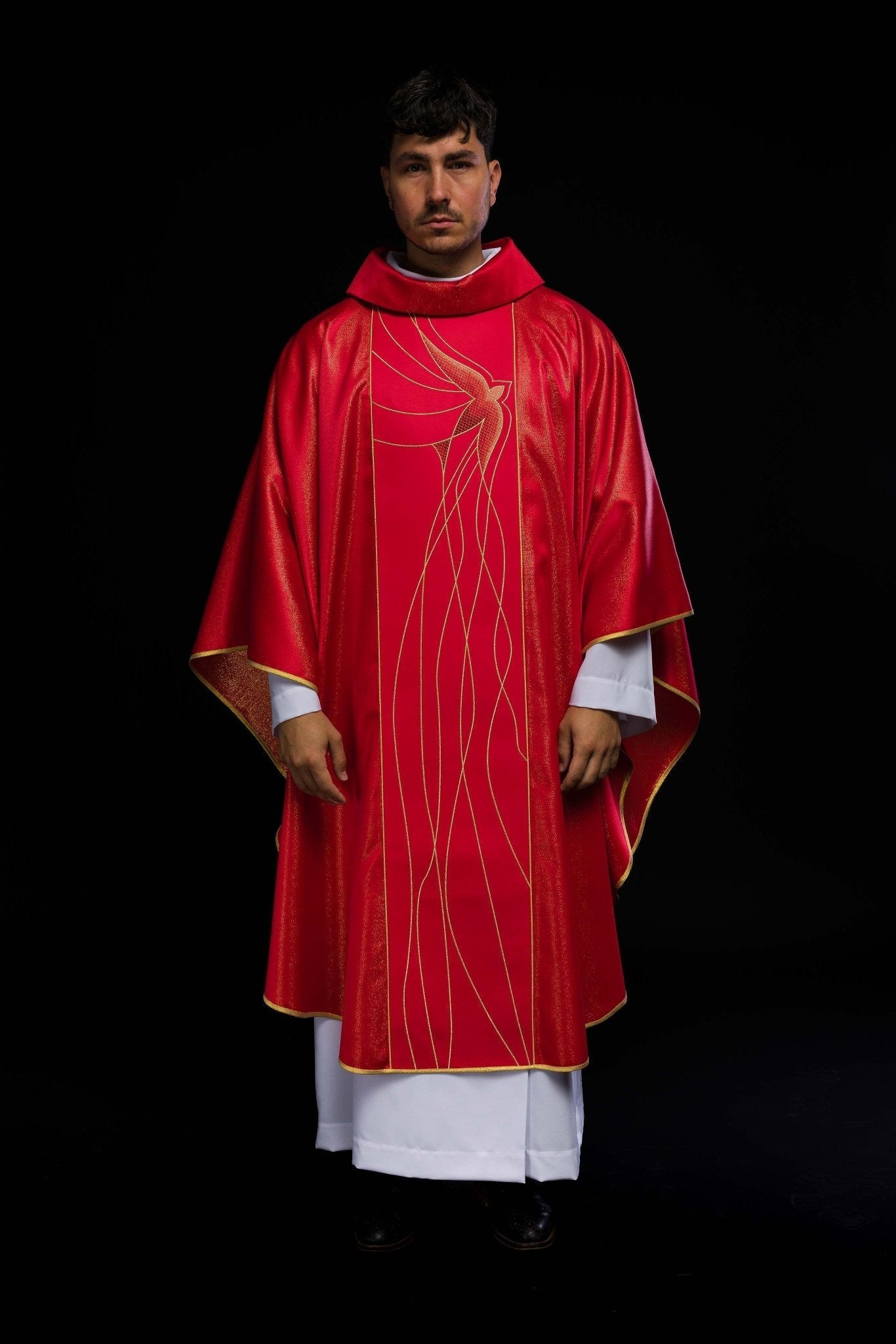 Chasuble en tissu brillant richement brodé en rouge LE/7015/02 - CHASUBLES.FR