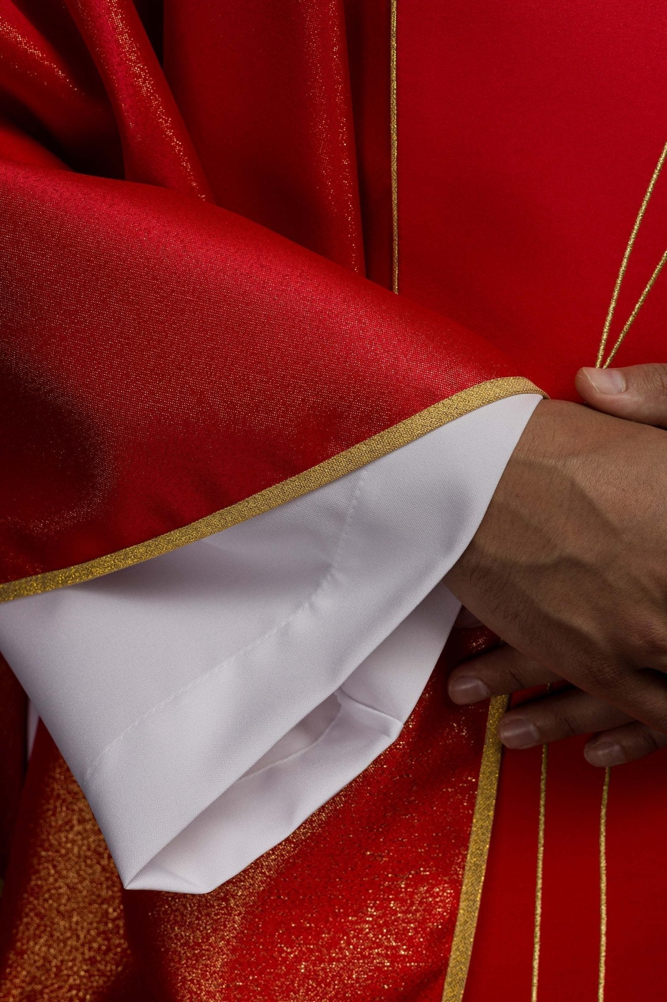 Chasuble en tissu brillant richement brodé en rouge LE/7015/02 - CHASUBLES.FR