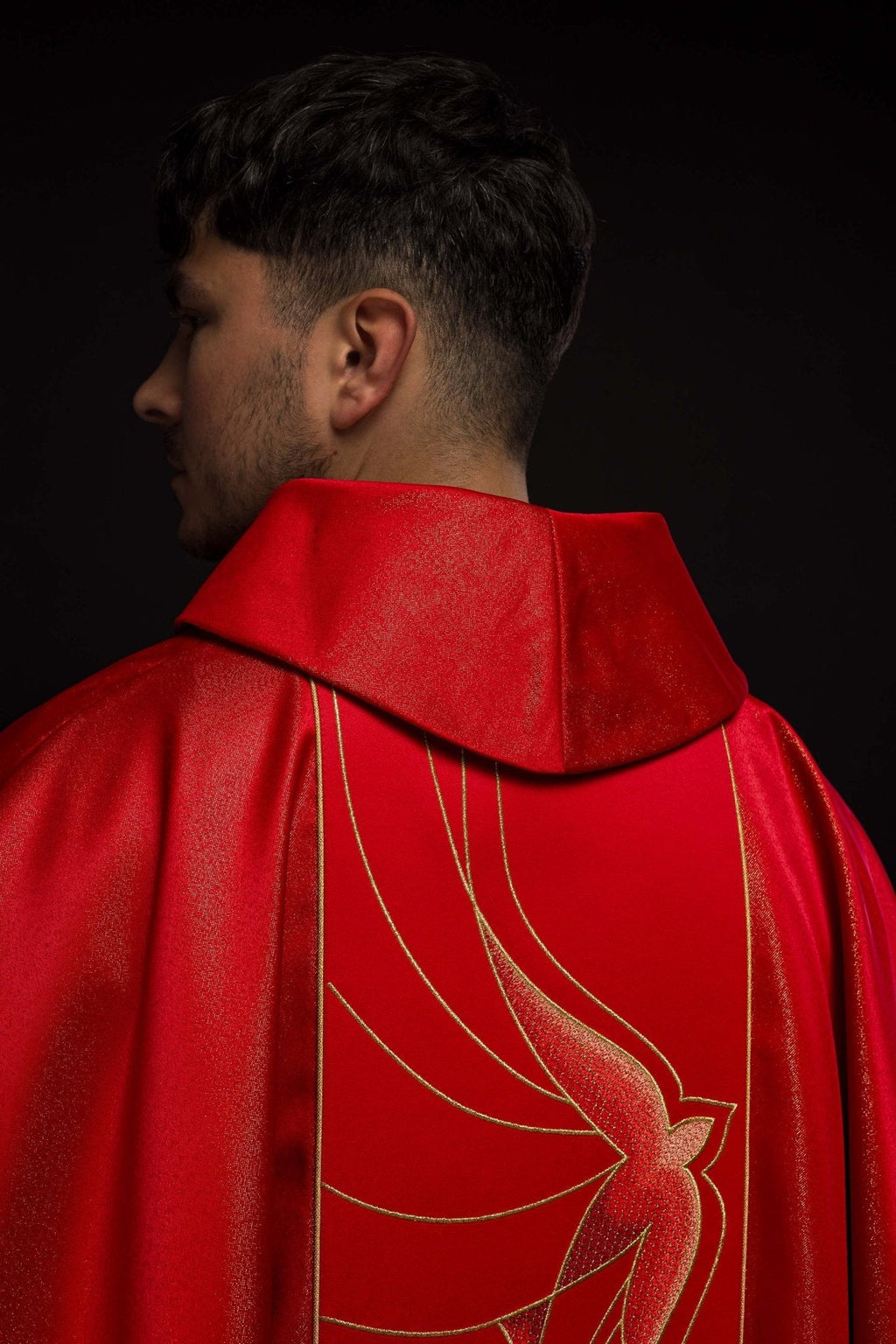 Chasuble en tissu brillant richement brodé en rouge LE/7015/02 - CHASUBLES.FR
