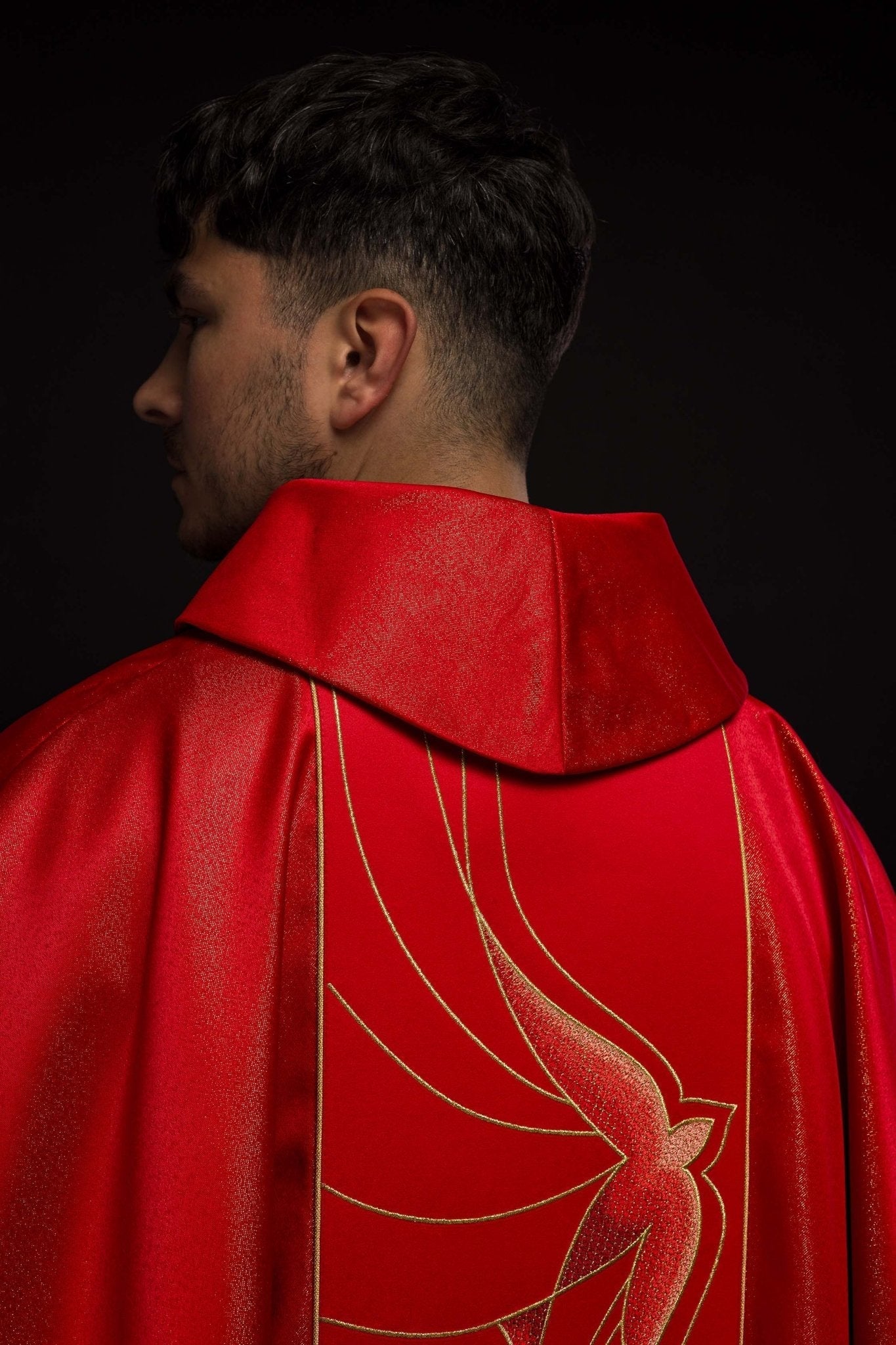 Chasuble en tissu brillant richement brodé en rouge LE/7015/02 - CHASUBLES.FR