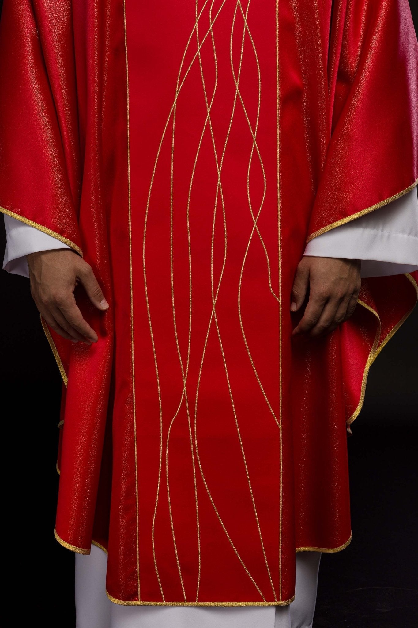 Chasuble en tissu brillant richement brodé en rouge LE/7015/02 - CHASUBLES.FR