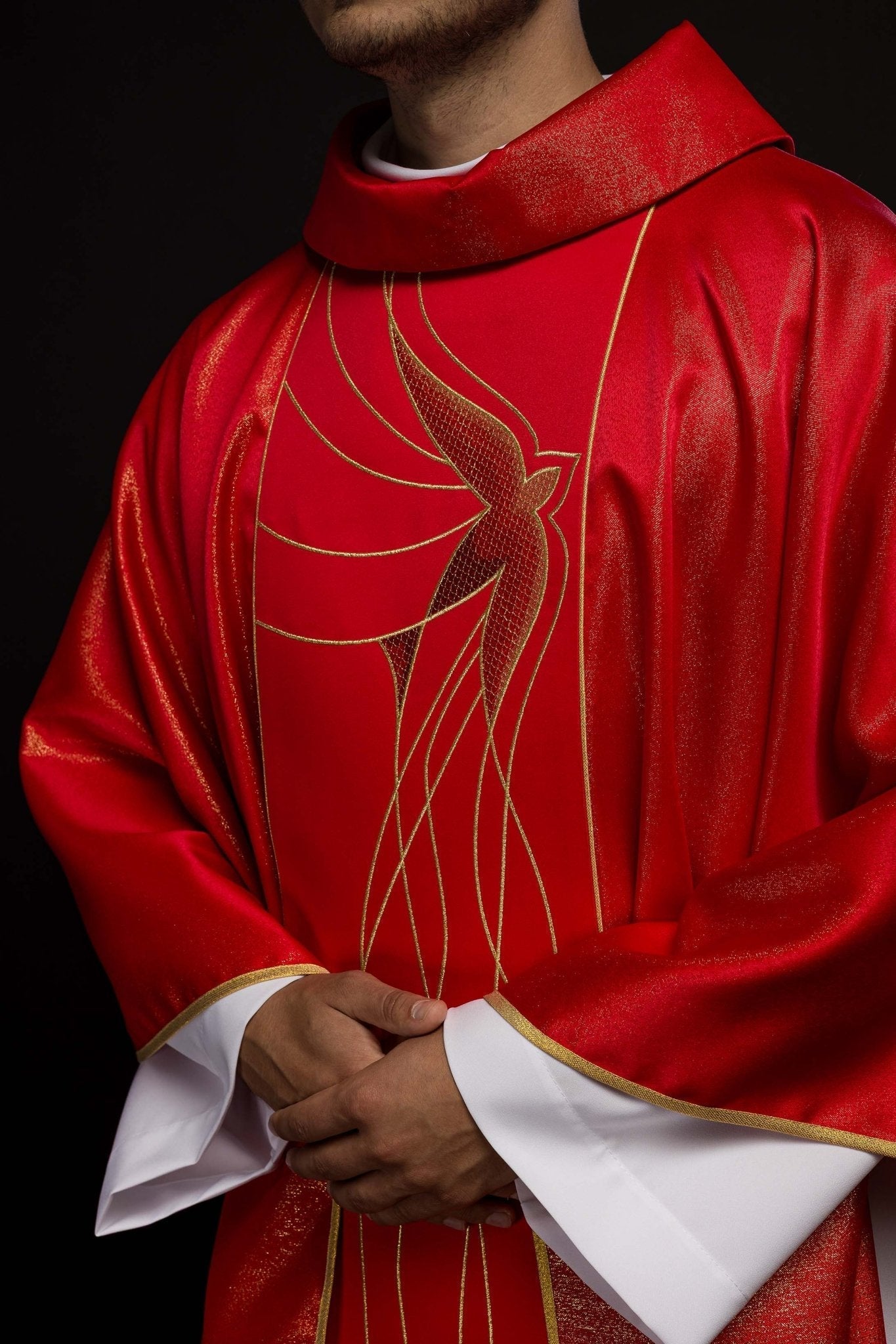 Chasuble en tissu brillant richement brodé en rouge LE/7015/02 - CHASUBLES.FR