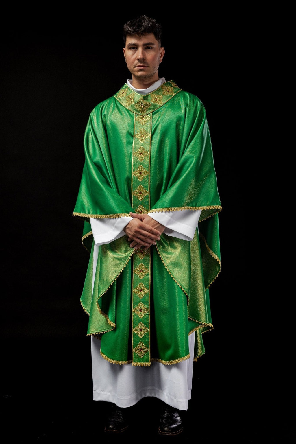 Chasuble en vert avec ceinture brodée et col orné de pierres S - 7056 - 01 - 54 - CHASUBLES.FR