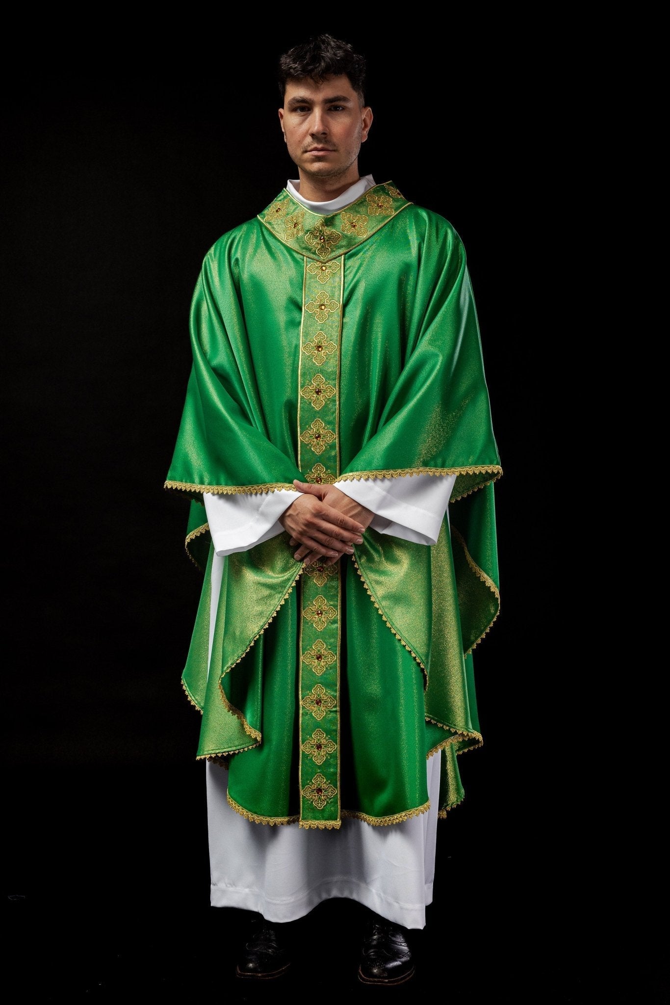 Chasuble en vert avec ceinture brodée et col orné de pierres S - 7056 - 01 - 54 - CHASUBLES.FR