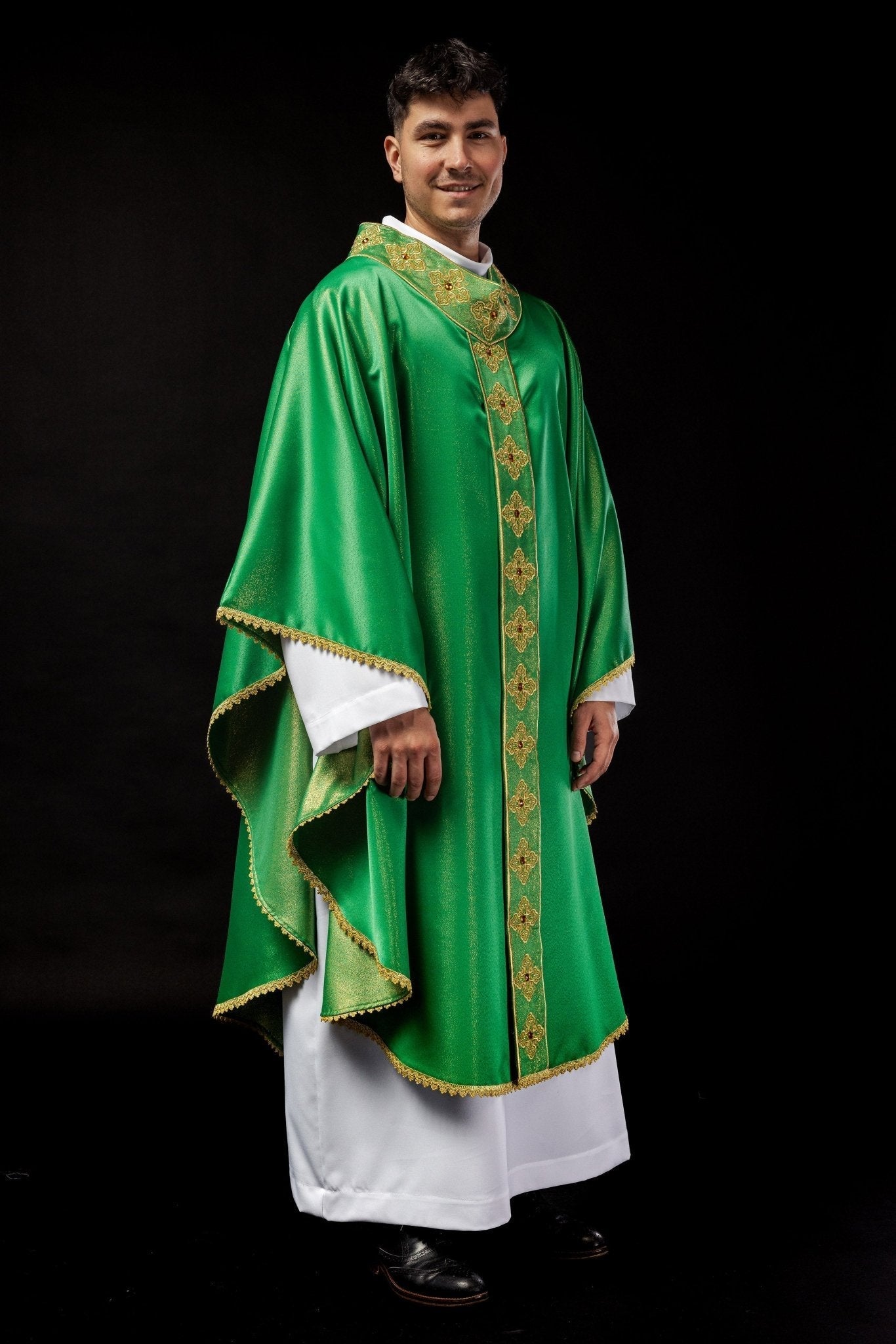 Chasuble en vert avec ceinture brodée et col orné de pierres S - 7056 - 01 - 54 - CHASUBLES.FR