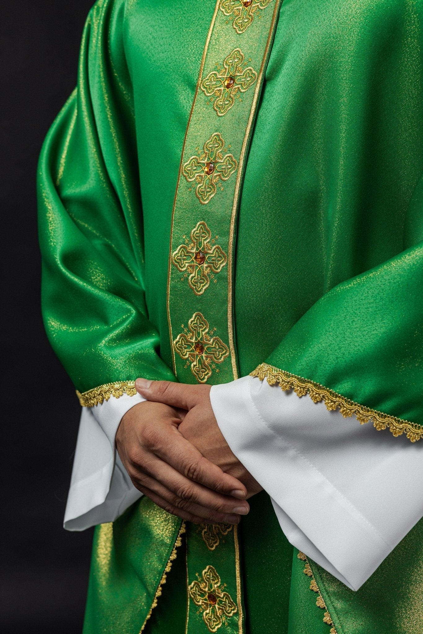 Chasuble en vert avec ceinture brodée et col orné de pierres S - 7056 - 01 - 54 - CHASUBLES.FR