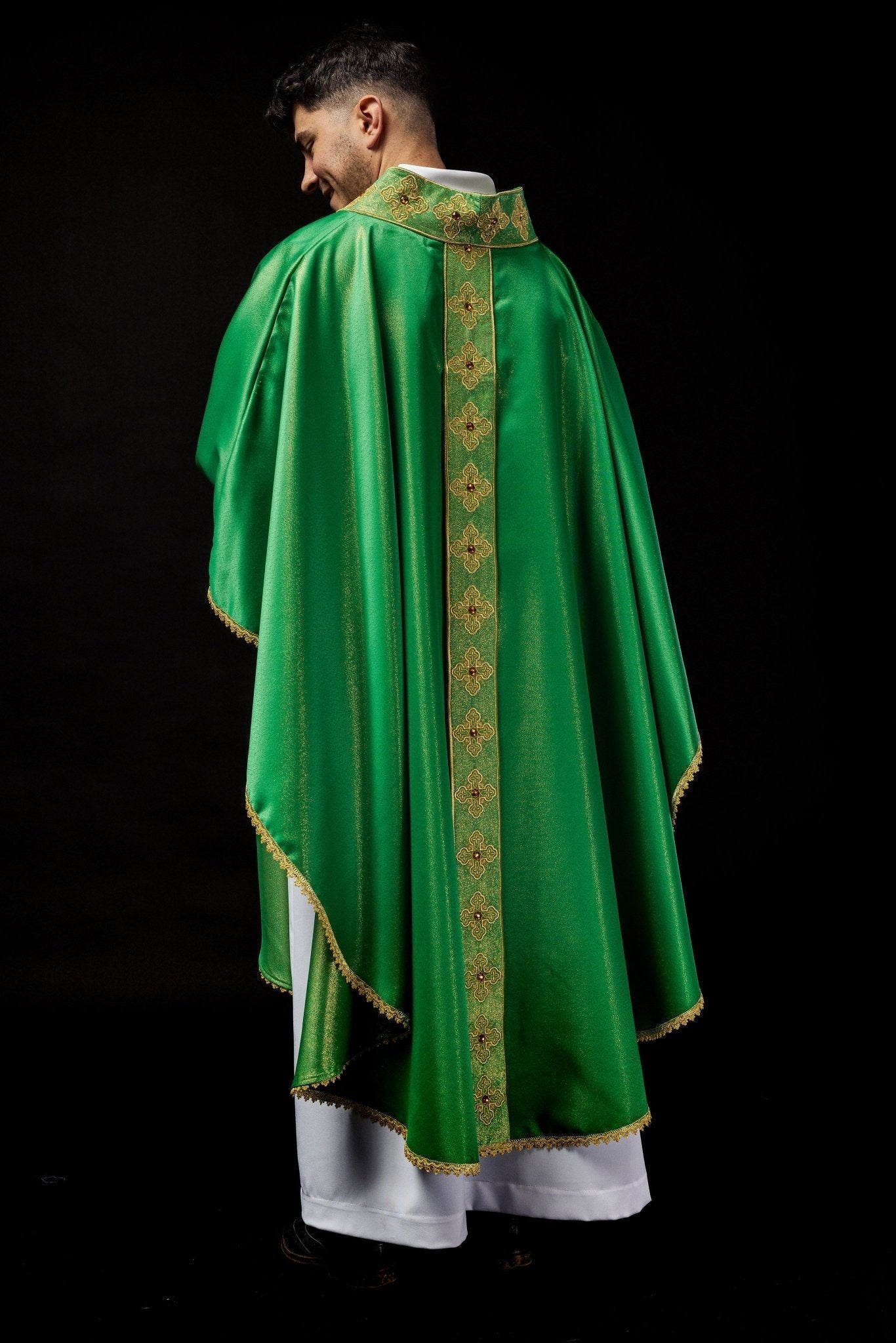 Chasuble en vert avec ceinture brodée et col orné de pierres S - 7056 - 01 - 54 - CHASUBLES.FR