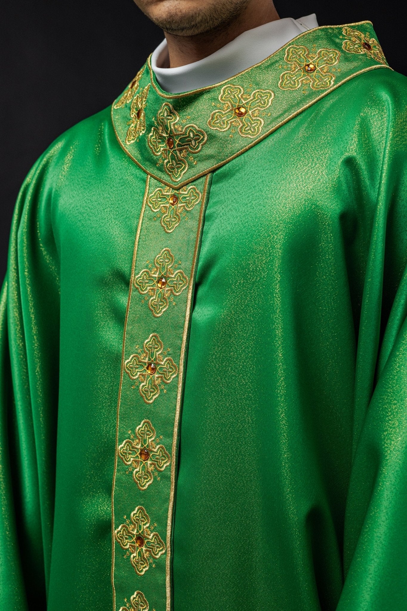 Chasuble en vert avec ceinture brodée et col orné de pierres S - 7056 - 01 - 54 - CHASUBLES.FR