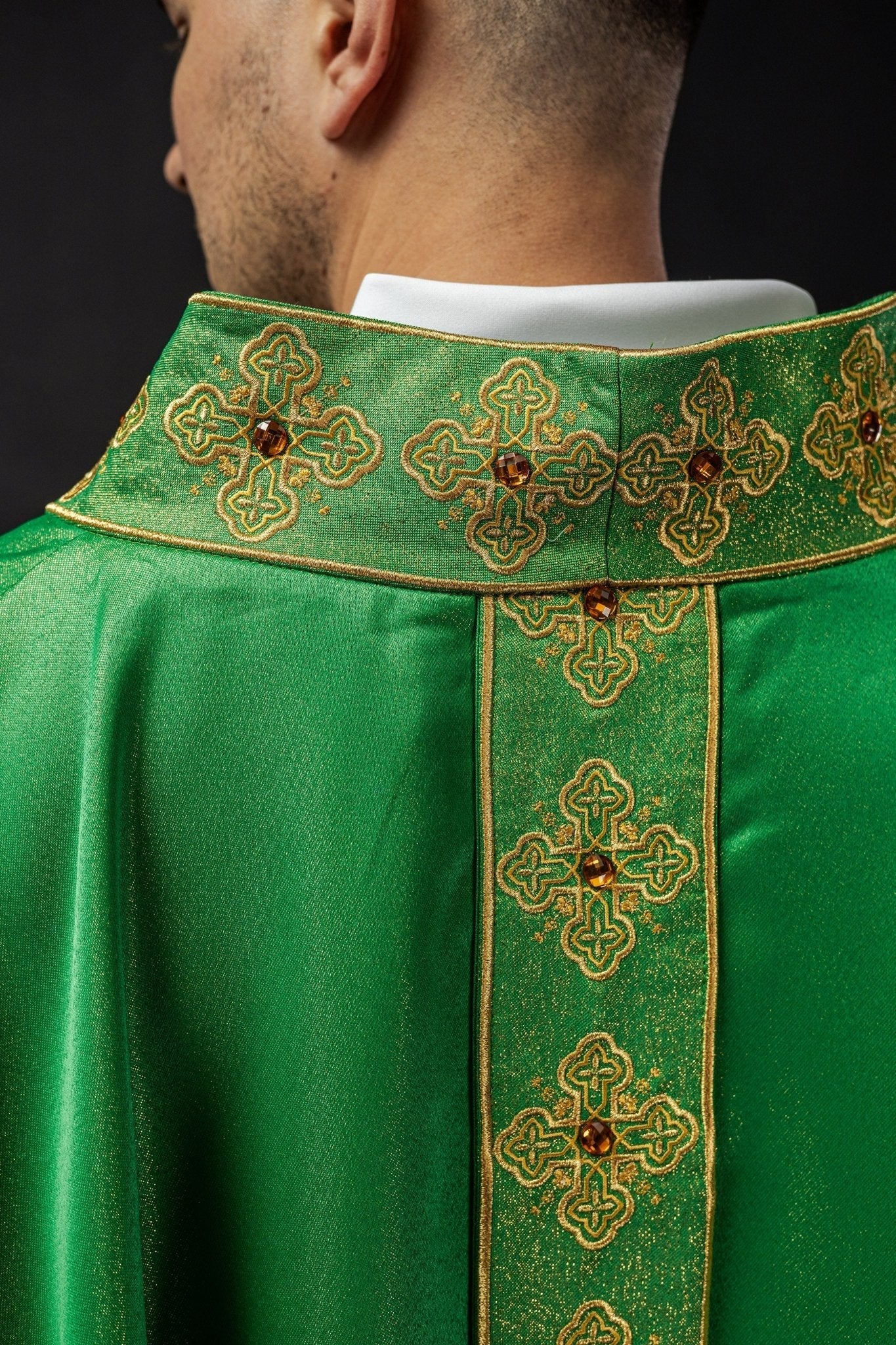 Chasuble en vert avec ceinture brodée et col orné de pierres S - 7056 - 01 - 54 - CHASUBLES.FR