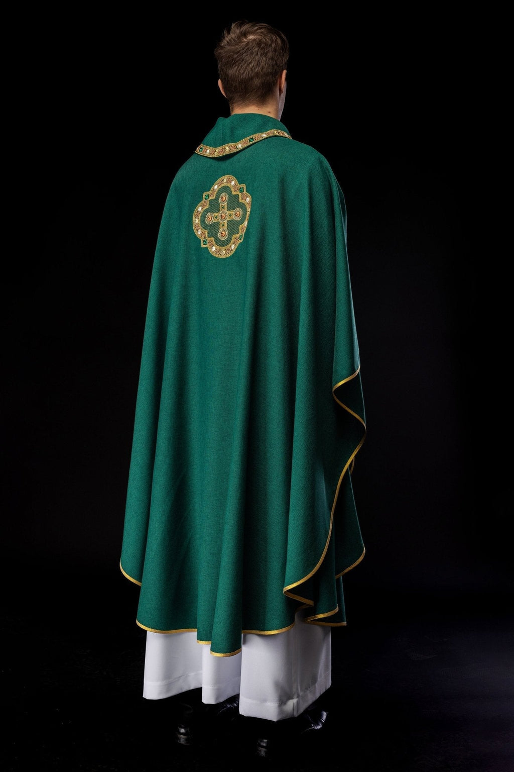Chasuble en vert avec passepoil brodé sur le col et autour de la broderie de la croix S - 7066 - 01 - 70 - CHASUBLES.FR