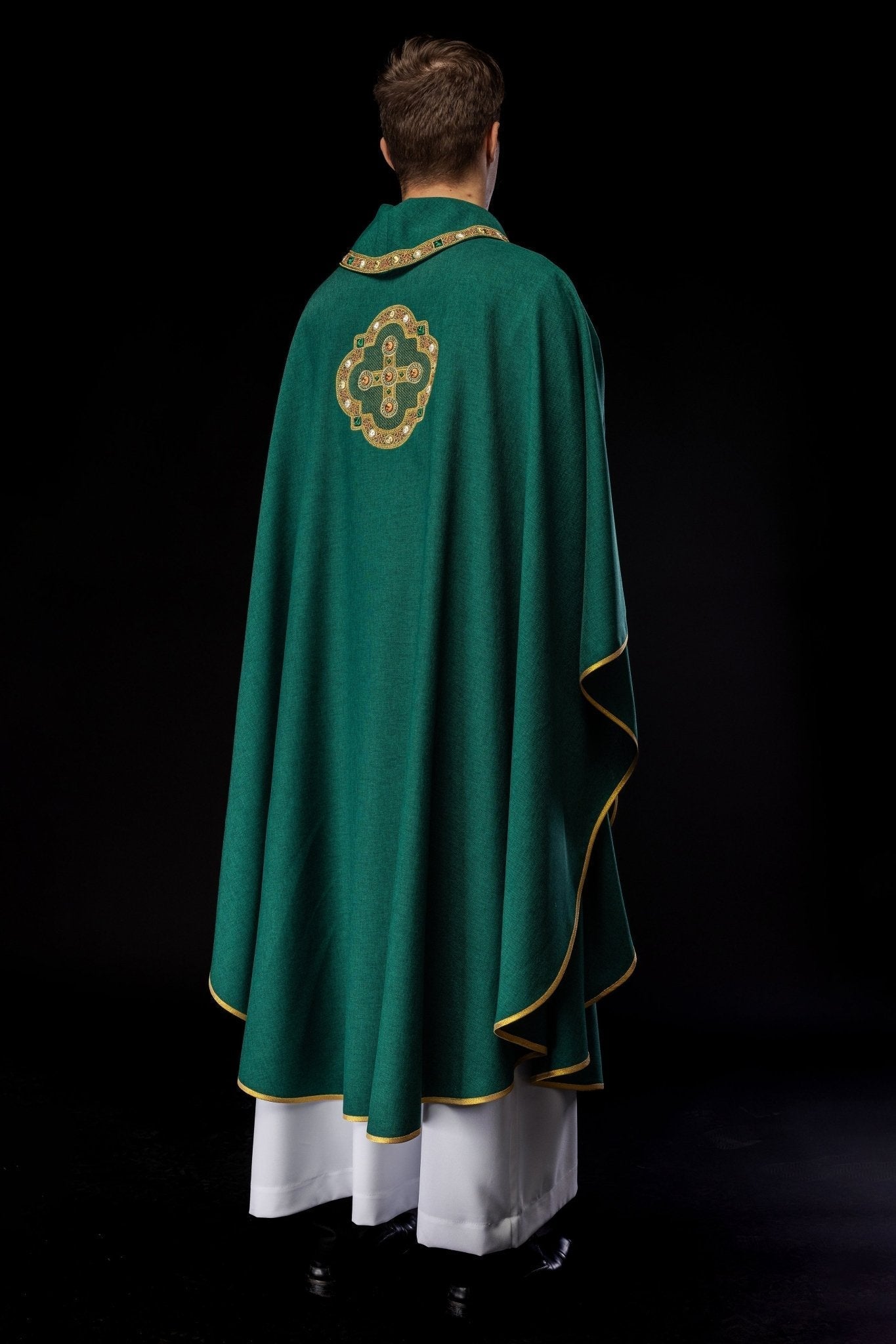 Chasuble en vert avec passepoil brodé sur le col et autour de la broderie de la croix S - 7066 - 01 - 70 - CHASUBLES.FR