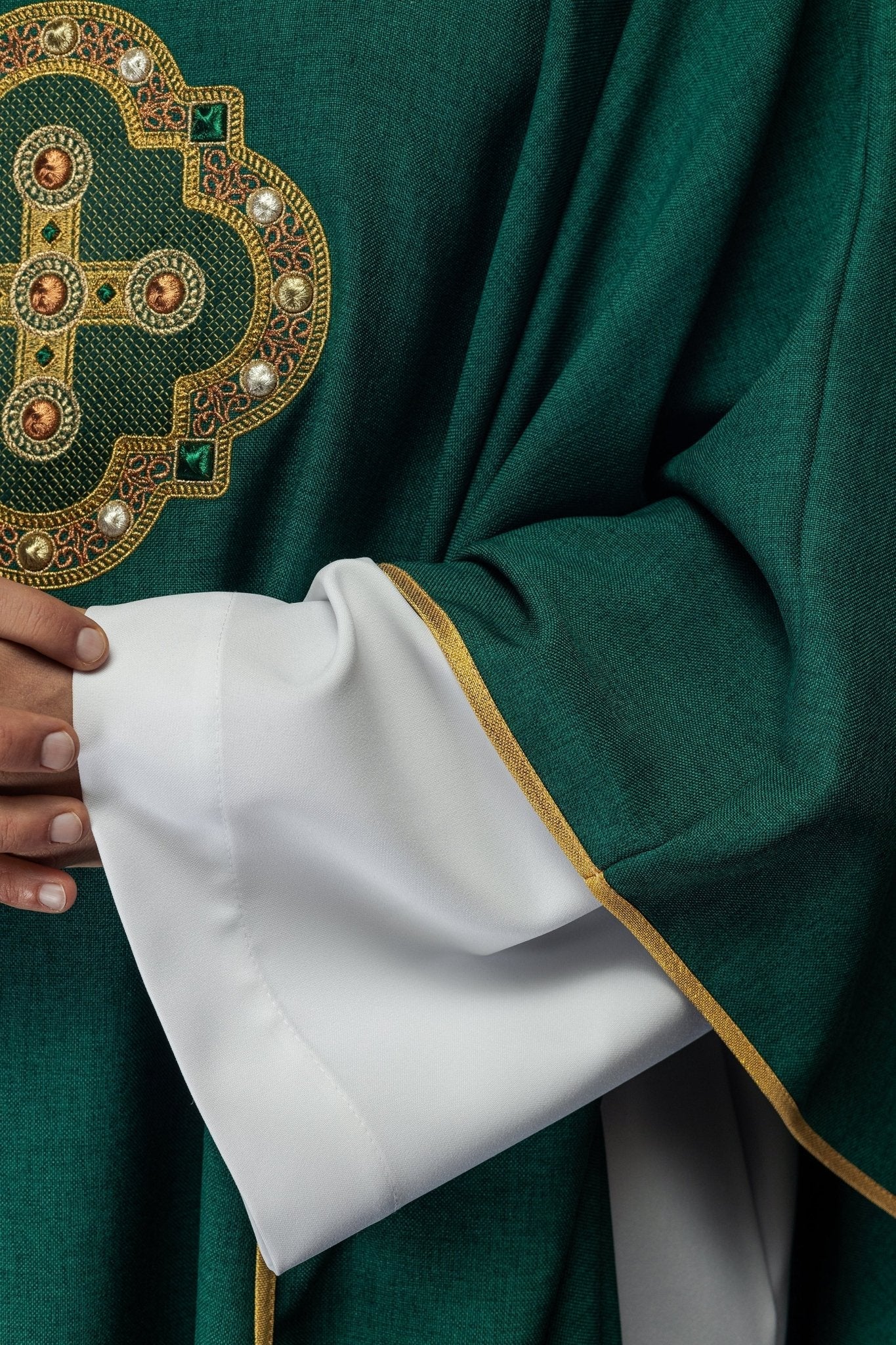 Chasuble en vert avec passepoil brodé sur le col et autour de la broderie de la croix S - 7066 - 01 - 70 - CHASUBLES.FR