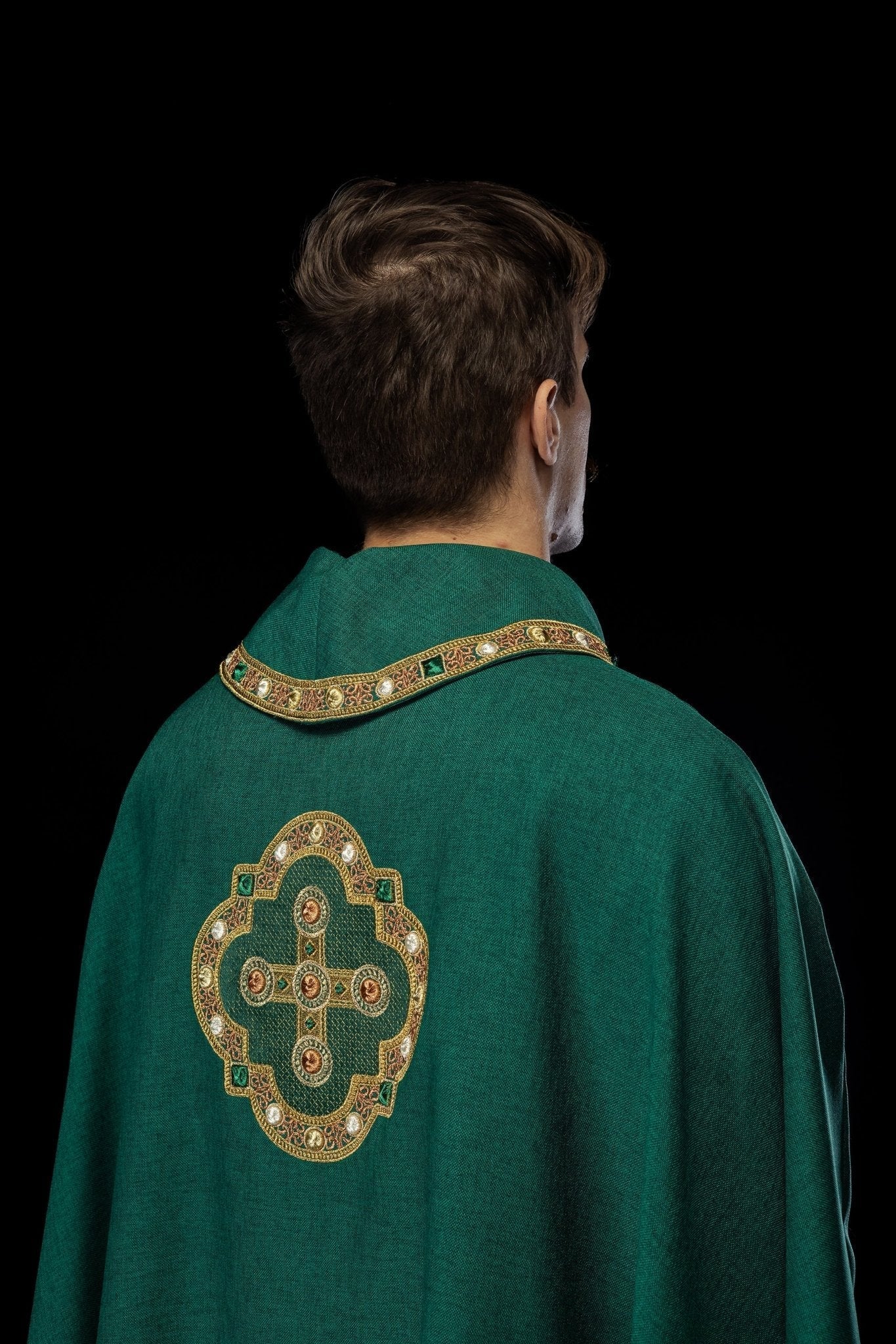 Chasuble en vert avec passepoil brodé sur le col et autour de la broderie de la croix S - 7066 - 01 - 70 - CHASUBLES.FR