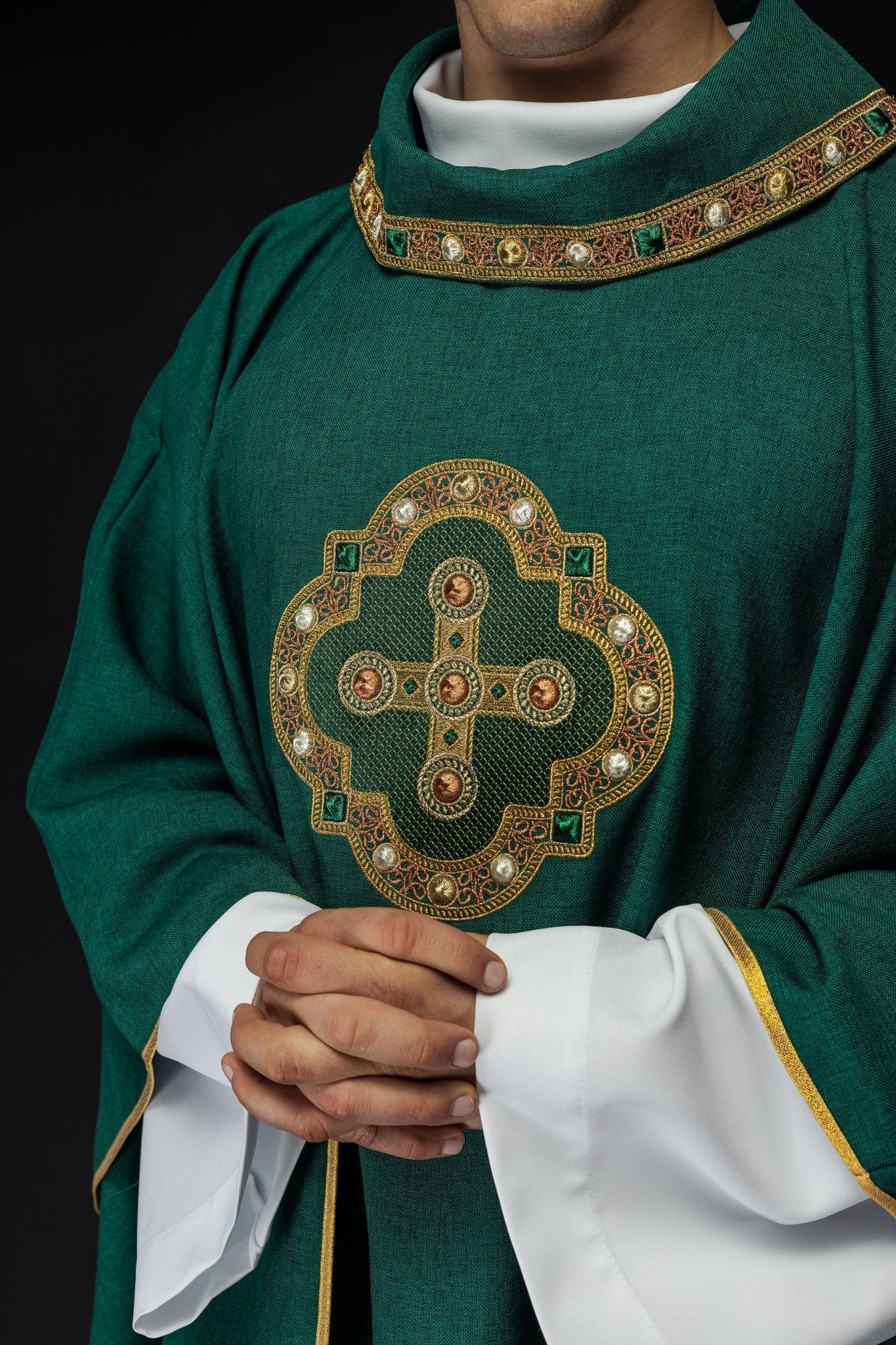 Chasuble en vert avec passepoil brodé sur le col et autour de la broderie de la croix S - 7066 - 01 - 70 - CHASUBLES.FR