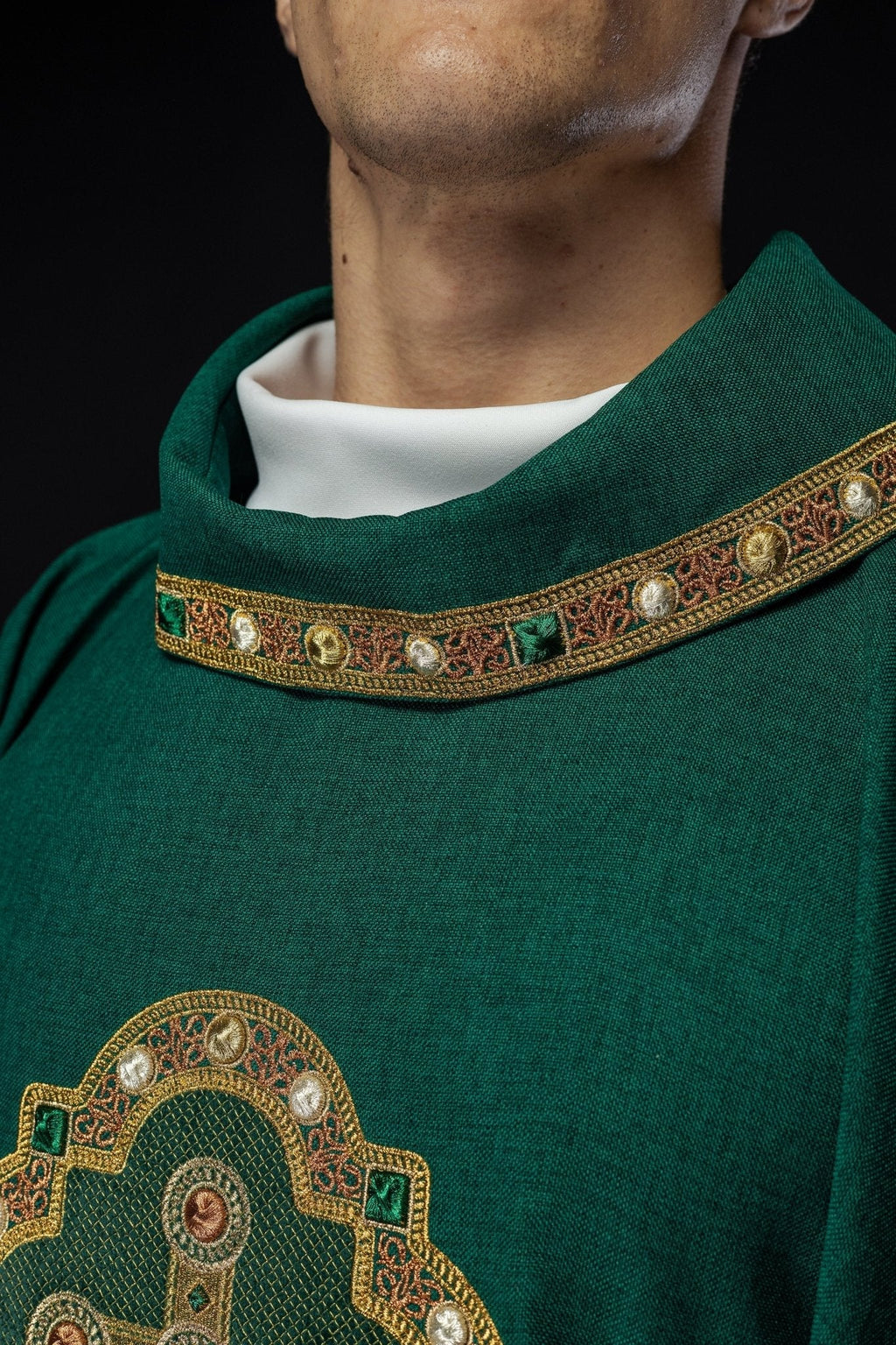 Chasuble en vert avec passepoil brodé sur le col et autour de la broderie de la croix S - 7066 - 01 - 70 - CHASUBLES.FR