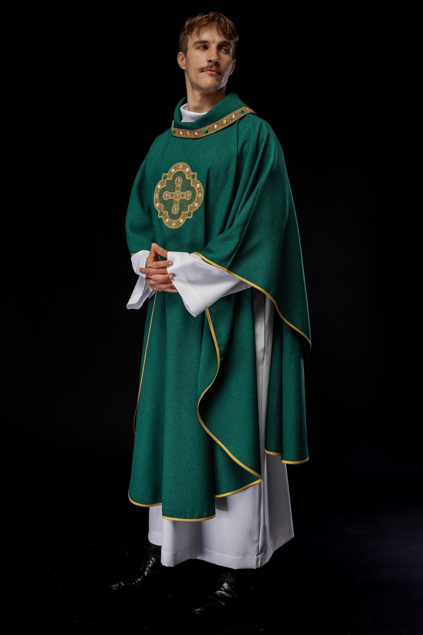Chasuble en vert avec passepoil brodé sur le col et autour de la broderie de la croix S - 7066 - 01 - 70 - CHASUBLES.FR