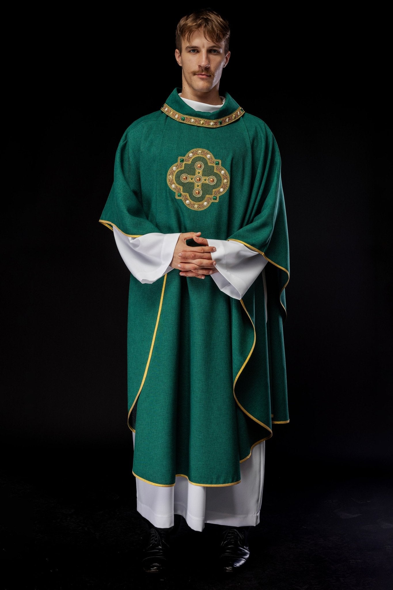 Chasuble en vert avec passepoil brodé sur le col et autour de la broderie de la croix S - 7066 - 01 - 70 - CHASUBLES.FR