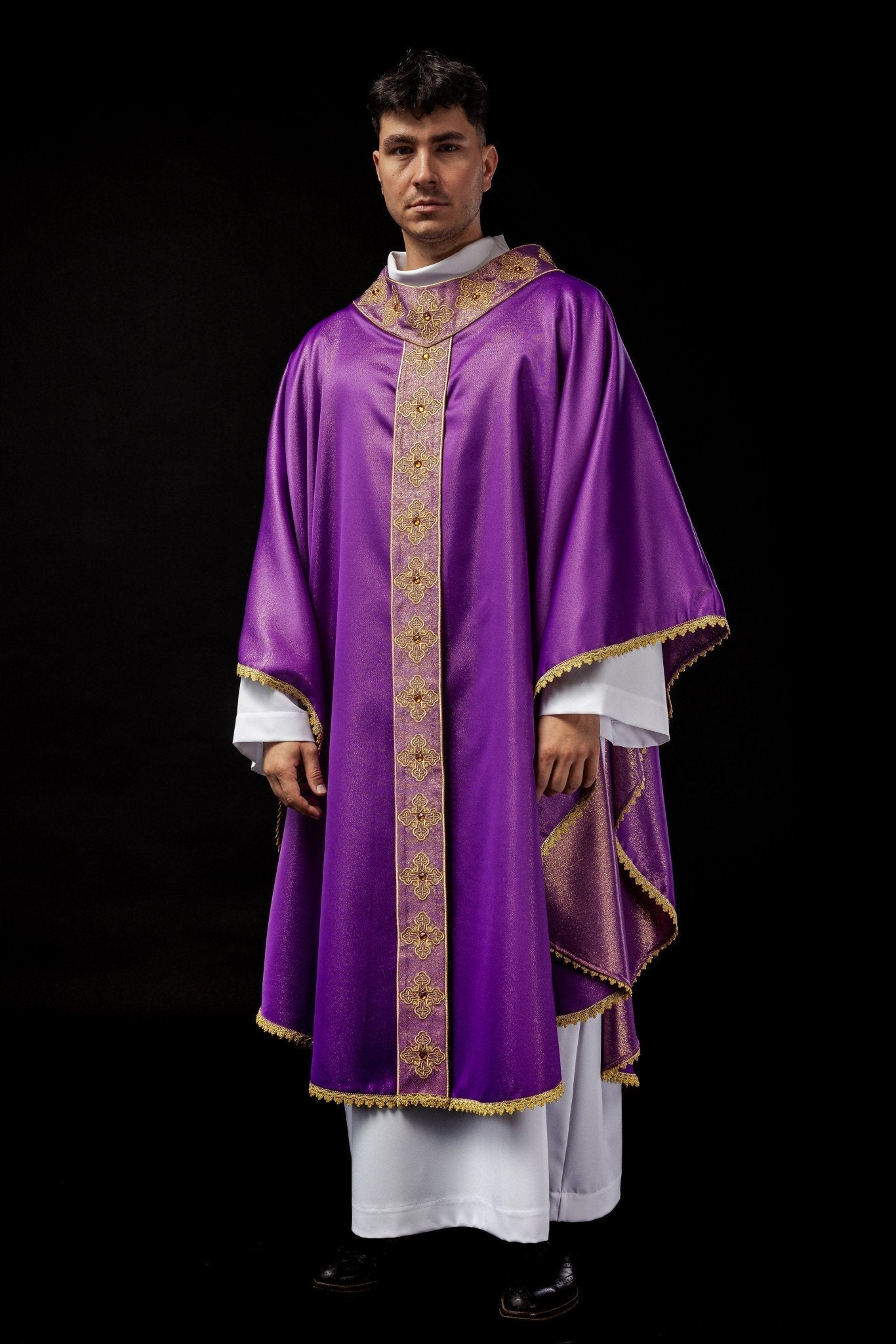 Chasuble en violet avec ceinture brodée et col orné de pierres S - 7056 - 03 - 54 - CHASUBLES.FR