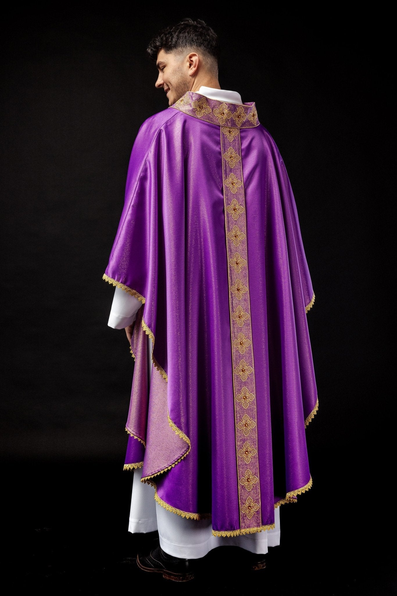 Chasuble en violet avec ceinture brodée et col orné de pierres S - 7056 - 03 - 54 - CHASUBLES.FR