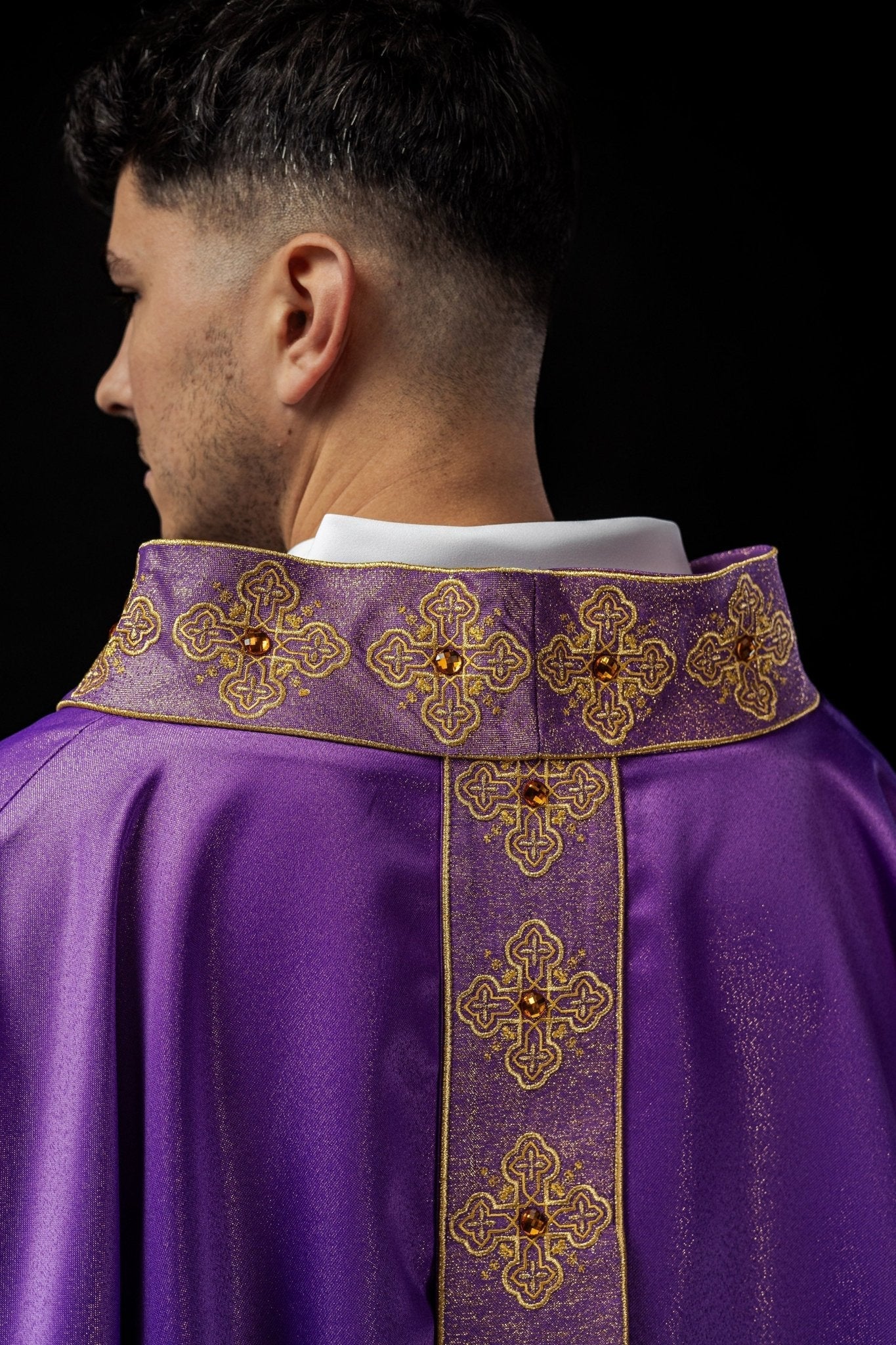 Chasuble en violet avec ceinture brodée et col orné de pierres S - 7056 - 03 - 54 - CHASUBLES.FR