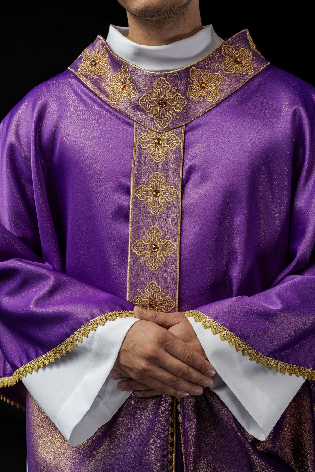 Chasuble en violet avec ceinture brodée et col orné de pierres S - 7056 - 03 - 54 - CHASUBLES.FR
