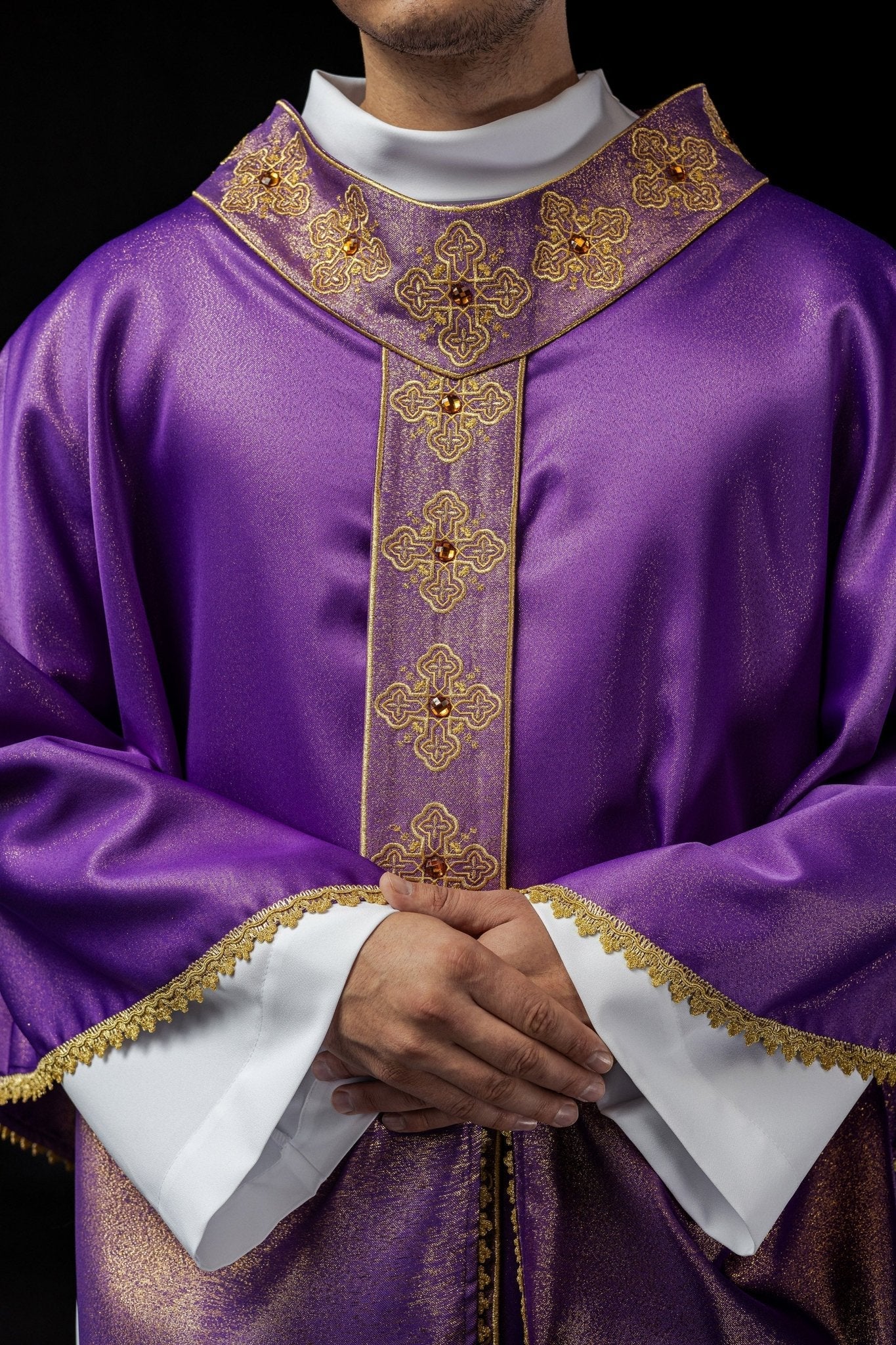 Chasuble en violet avec ceinture brodée et col orné de pierres S - 7056 - 03 - 54 - CHASUBLES.FR