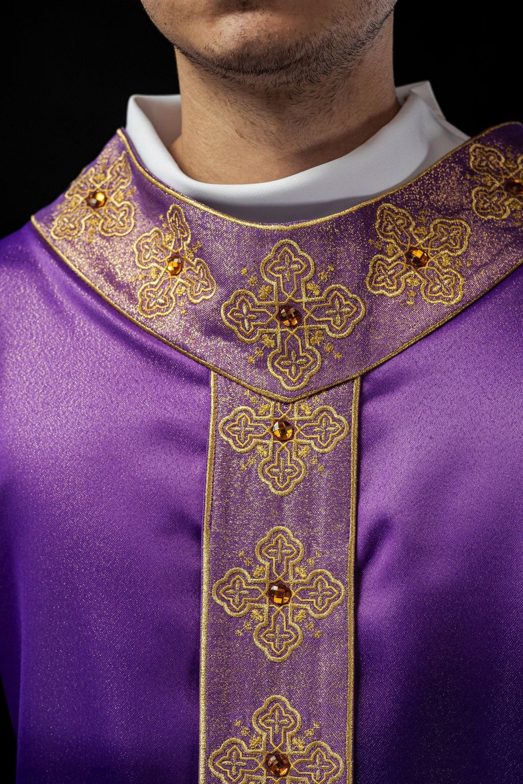 Chasuble en violet avec ceinture brodée et col orné de pierres S - 7056 - 03 - 54 - CHASUBLES.FR