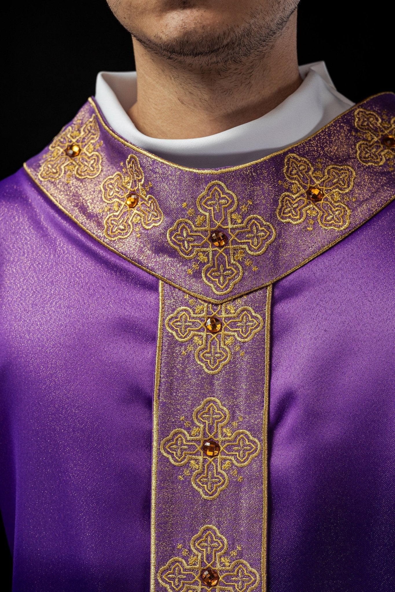 Chasuble en violet avec ceinture brodée et col orné de pierres S - 7056 - 03 - 54 - CHASUBLES.FR