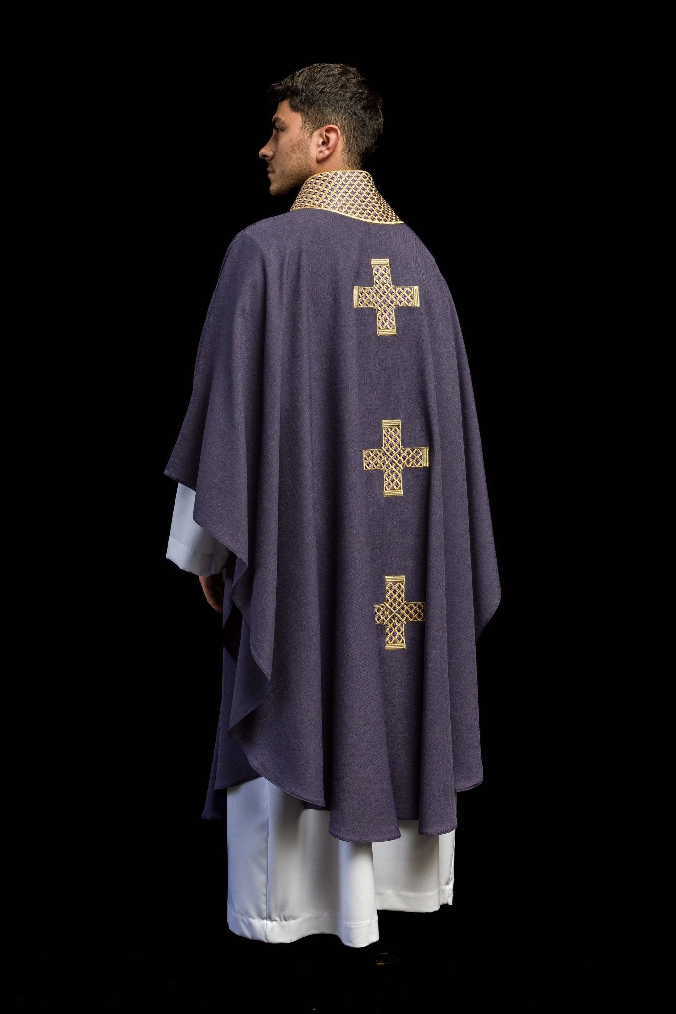 Chasuble en violet avec croix et col brodés S-7070-03-70 - CHASUBLES.FR