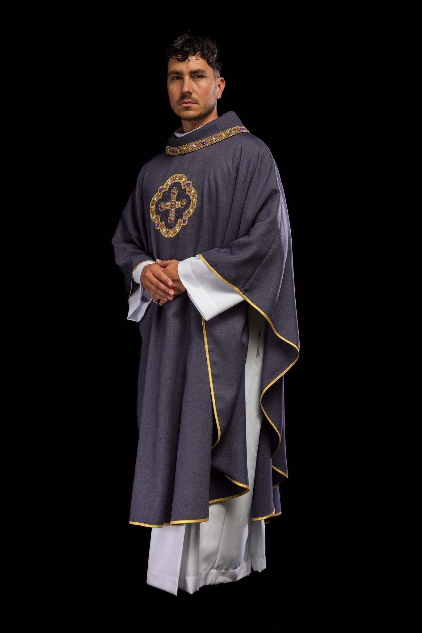 Chasuble en violet avec passepoil brodé sur le col et autour de la broderie de la croix S - 7066 - 03 - 70 - CHASUBLES.FR
