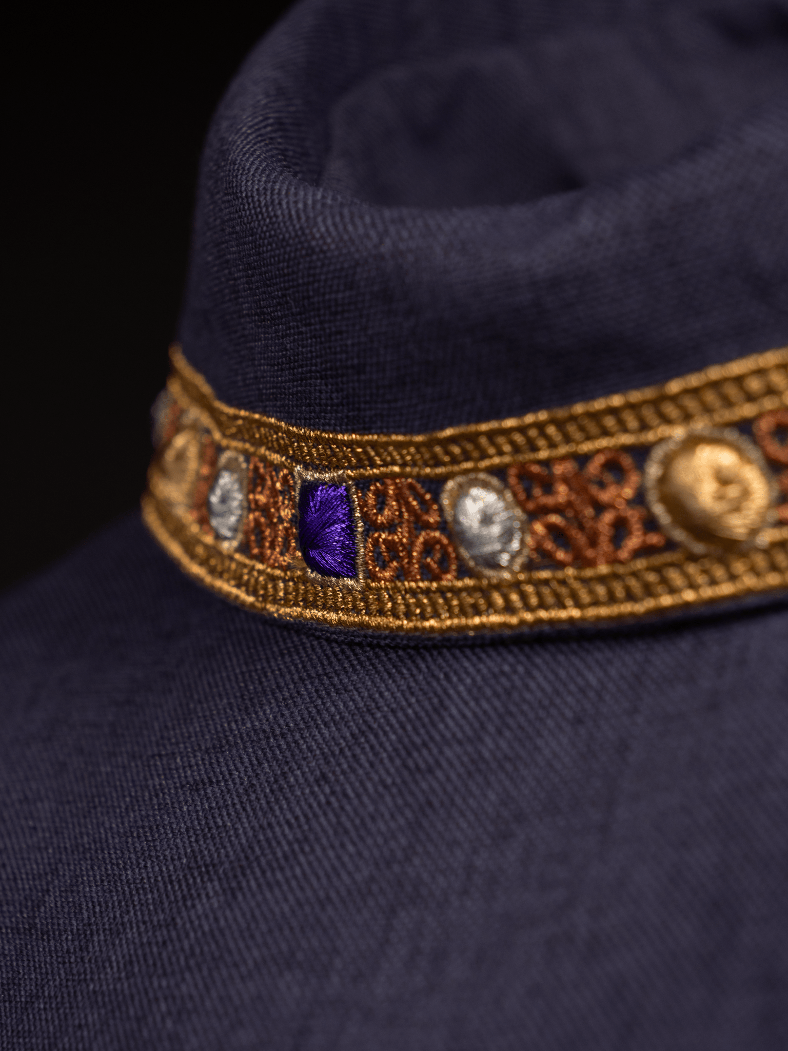 Chasuble en violet avec passepoil brodé sur le col et autour de la broderie de la croix S - 7066 - 03 - 70 - CHASUBLES.FR