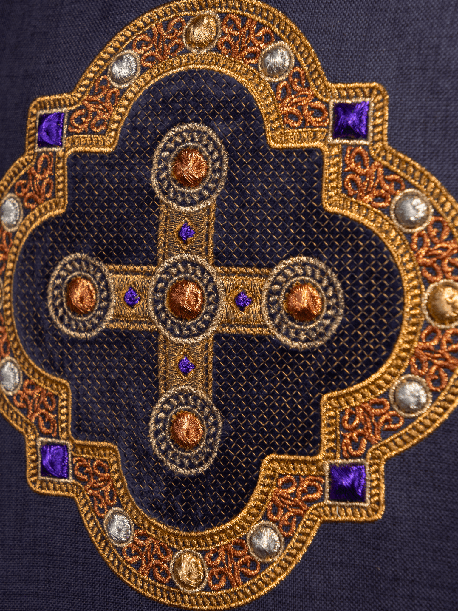 Chasuble en violet avec passepoil brodé sur le col et autour de la broderie de la croix S - 7066 - 03 - 70 - CHASUBLES.FR