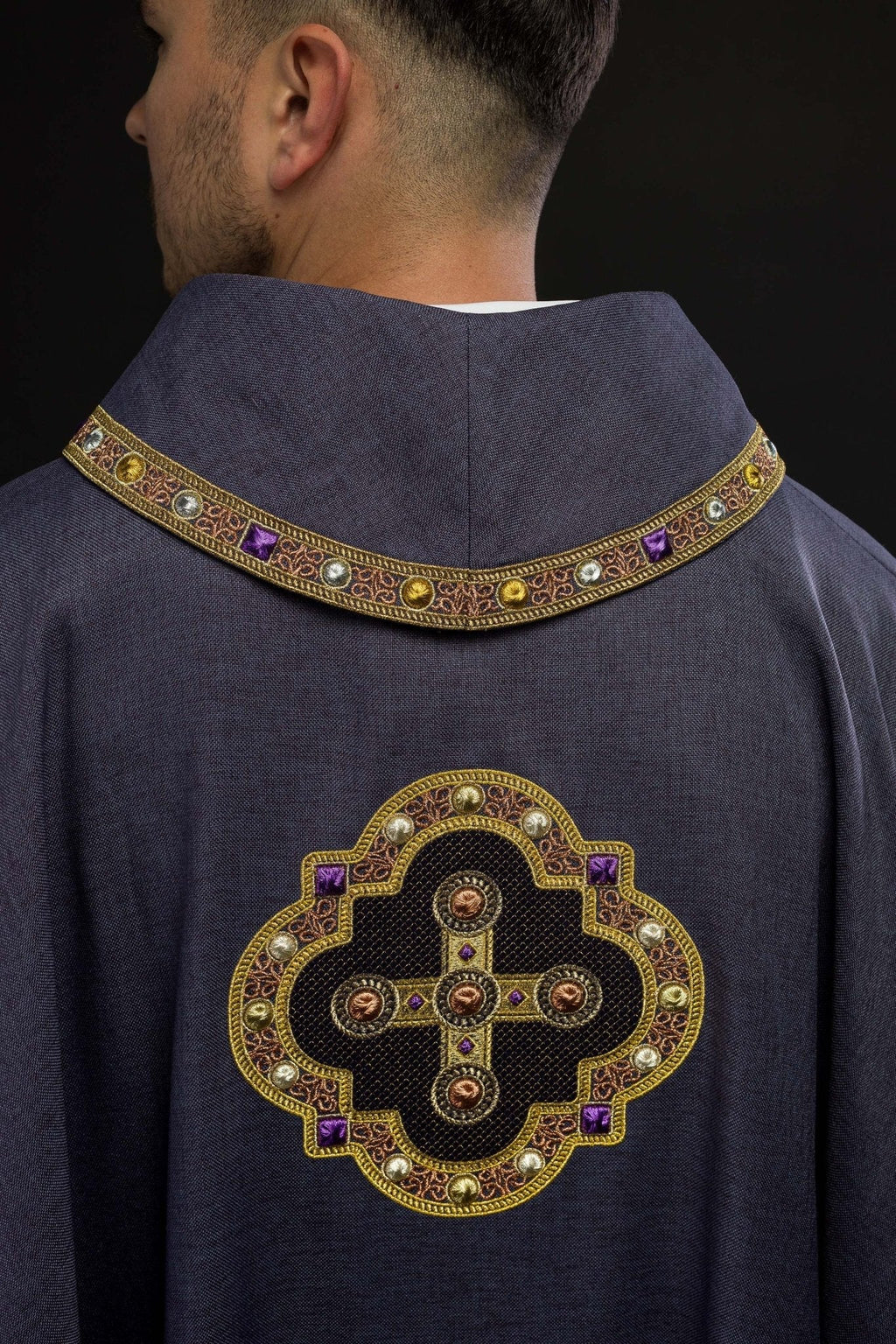 Chasuble en violet avec passepoil brodé sur le col et autour de la broderie de la croix S - 7066 - 03 - 70 - CHASUBLES.FR