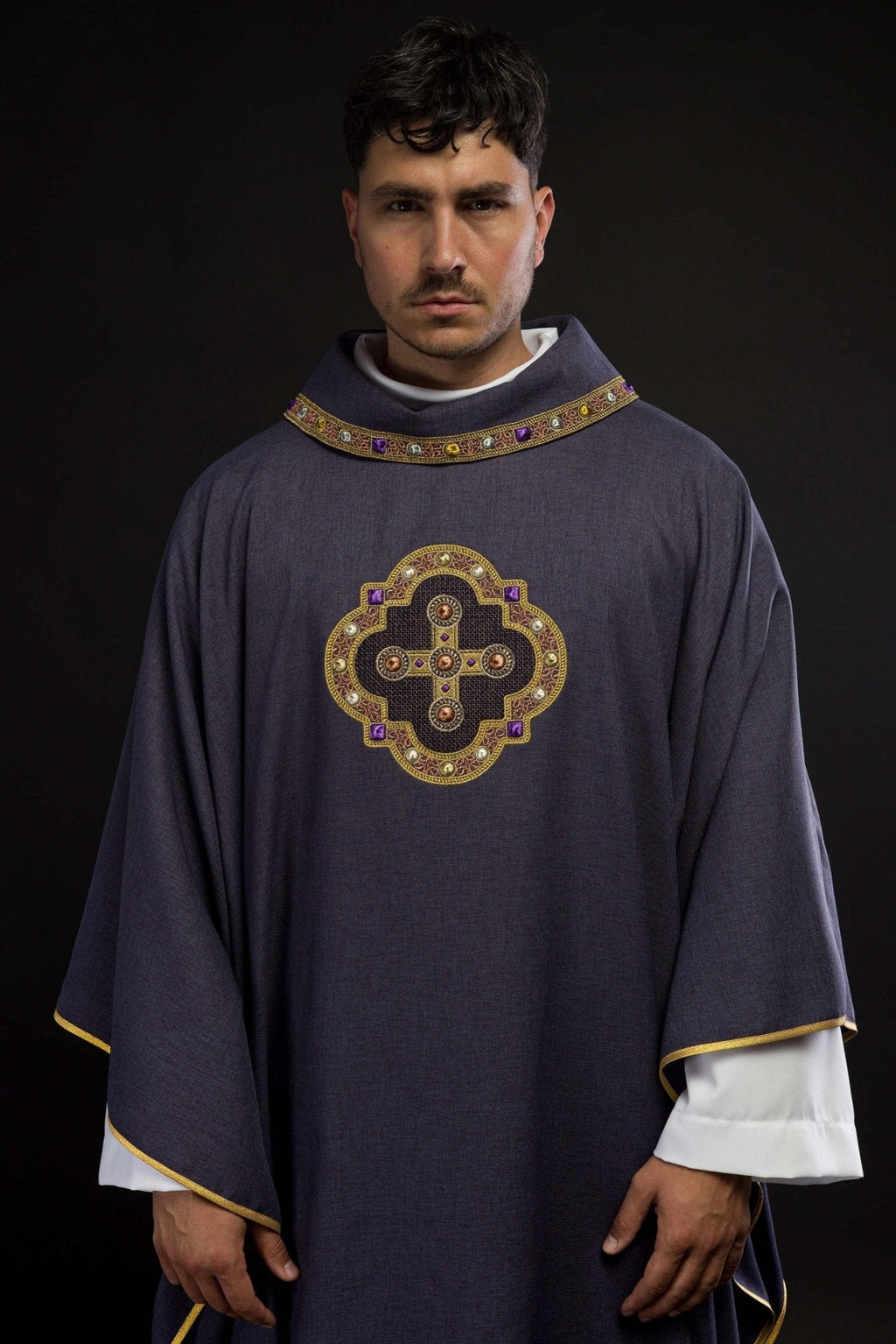 Chasuble en violet avec passepoil brodé sur le col et autour de la broderie de la croix S - 7066 - 03 - 70 - CHASUBLES.FR