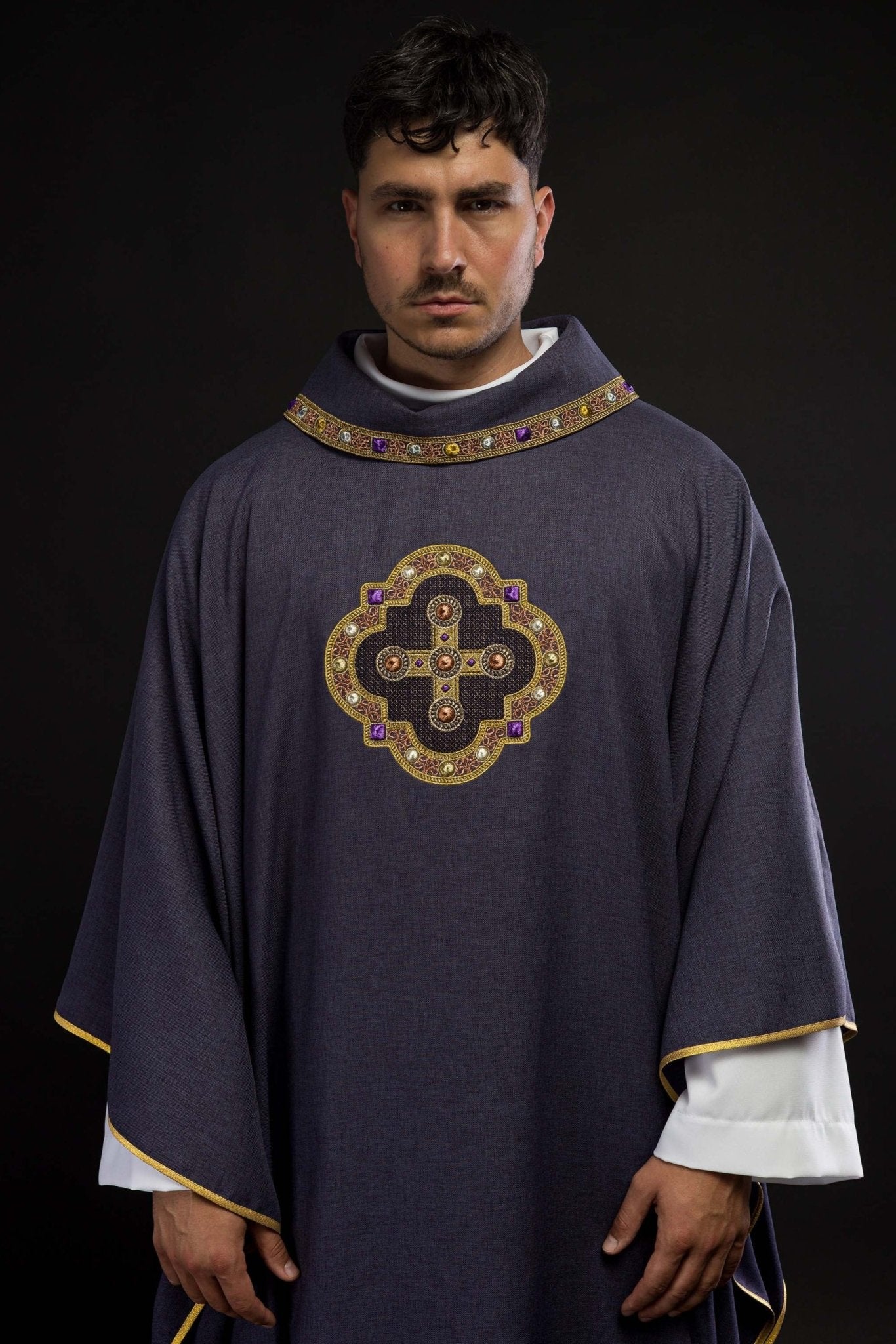 Chasuble en violet avec passepoil brodé sur le col et autour de la broderie de la croix S - 7066 - 03 - 70 - CHASUBLES.FR