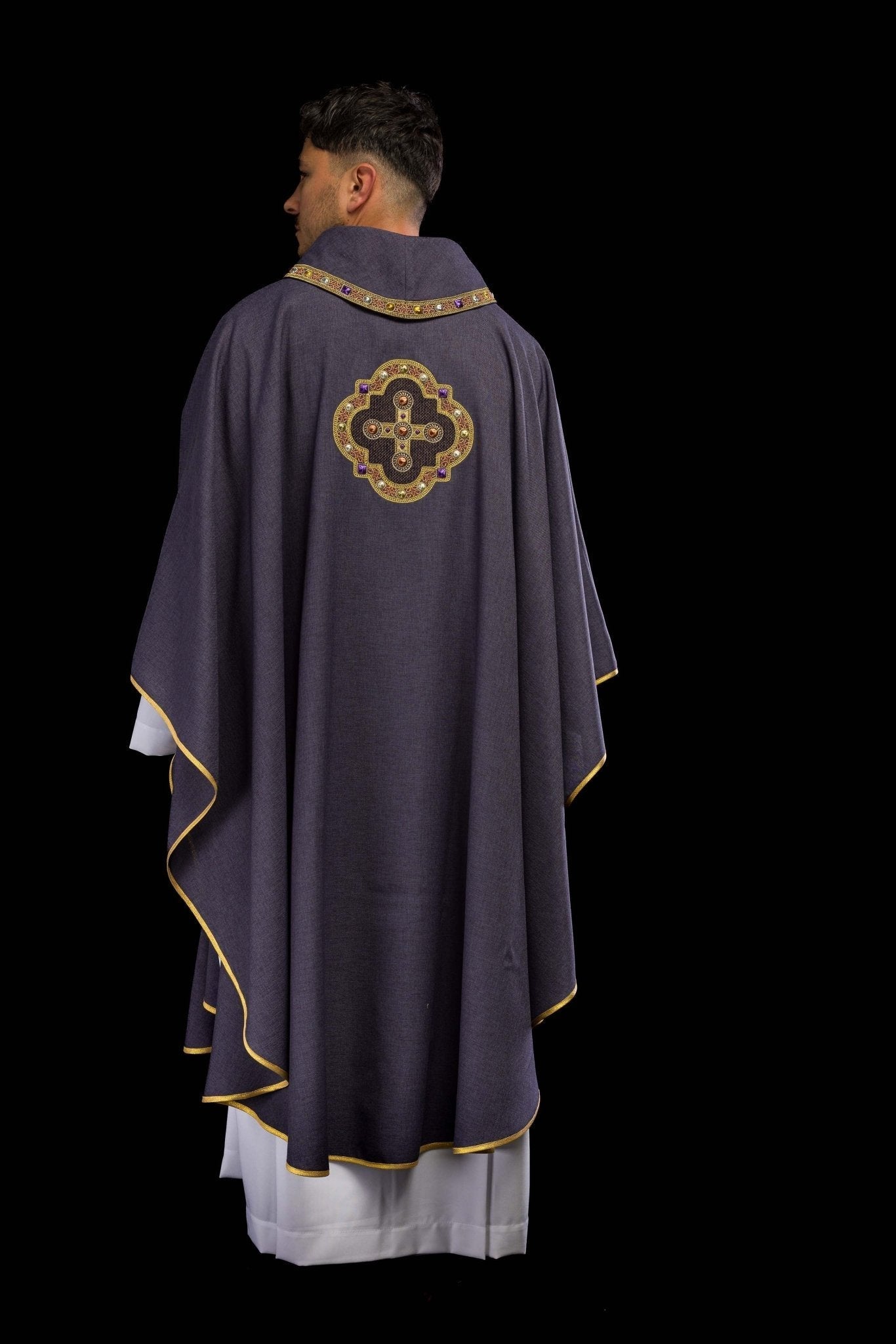 Chasuble en violet avec passepoil brodé sur le col et autour de la broderie de la croix S - 7066 - 03 - 70 - CHASUBLES.FR