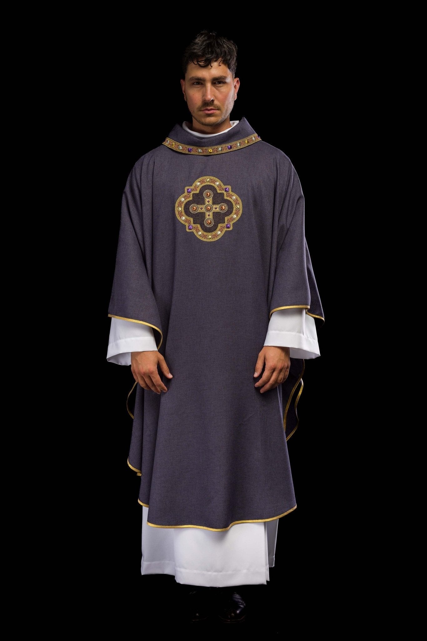 Chasuble en violet avec passepoil brodé sur le col et autour de la broderie de la croix S - 7066 - 03 - 70 - CHASUBLES.FR