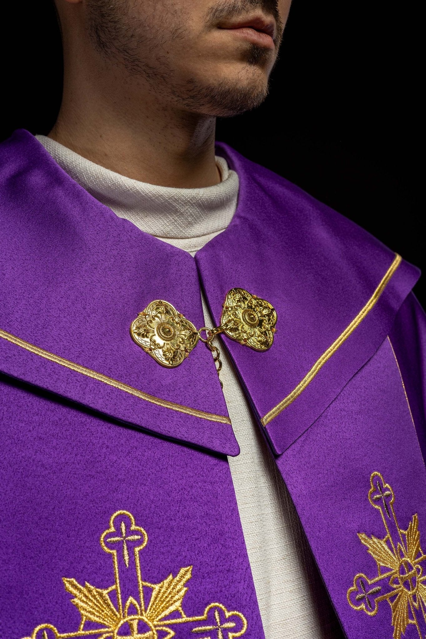 Chasuble eucharistique monogramme IHS violet KKP/023/03/20 FIOLET SAT. POMPON 145cm - CHASUBLES.FR
