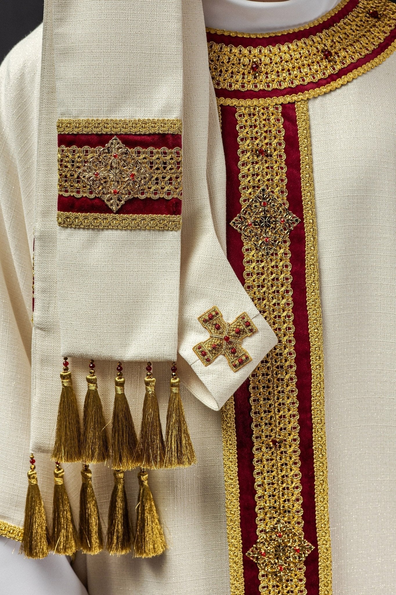 Chasuble faite à la main avec des pierres naturelles Fait à la main 7001 HM/7001/05/71/PA02 - CHASUBLES.FR
